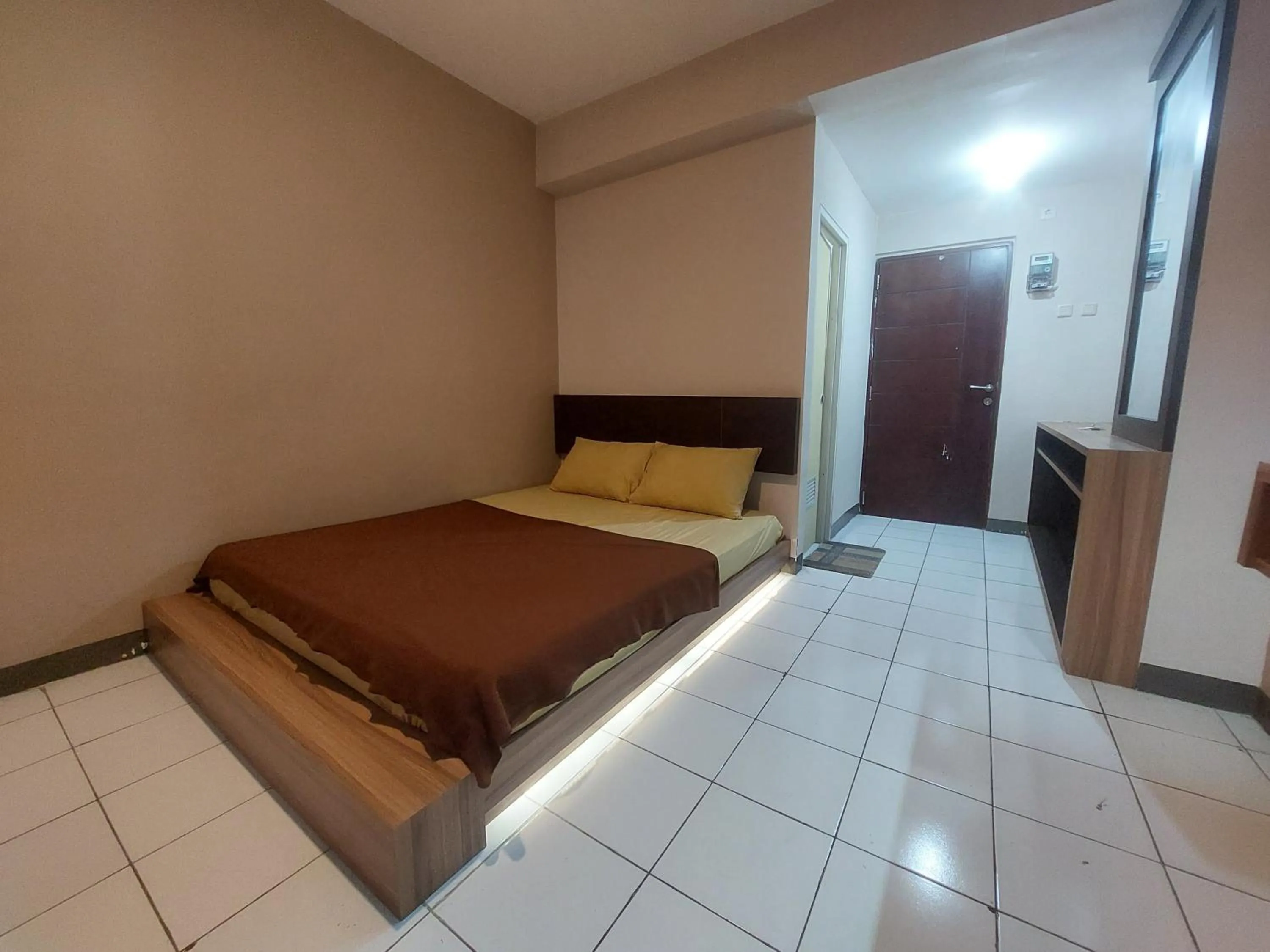 Bedroom, Bed in Emerald Apartel