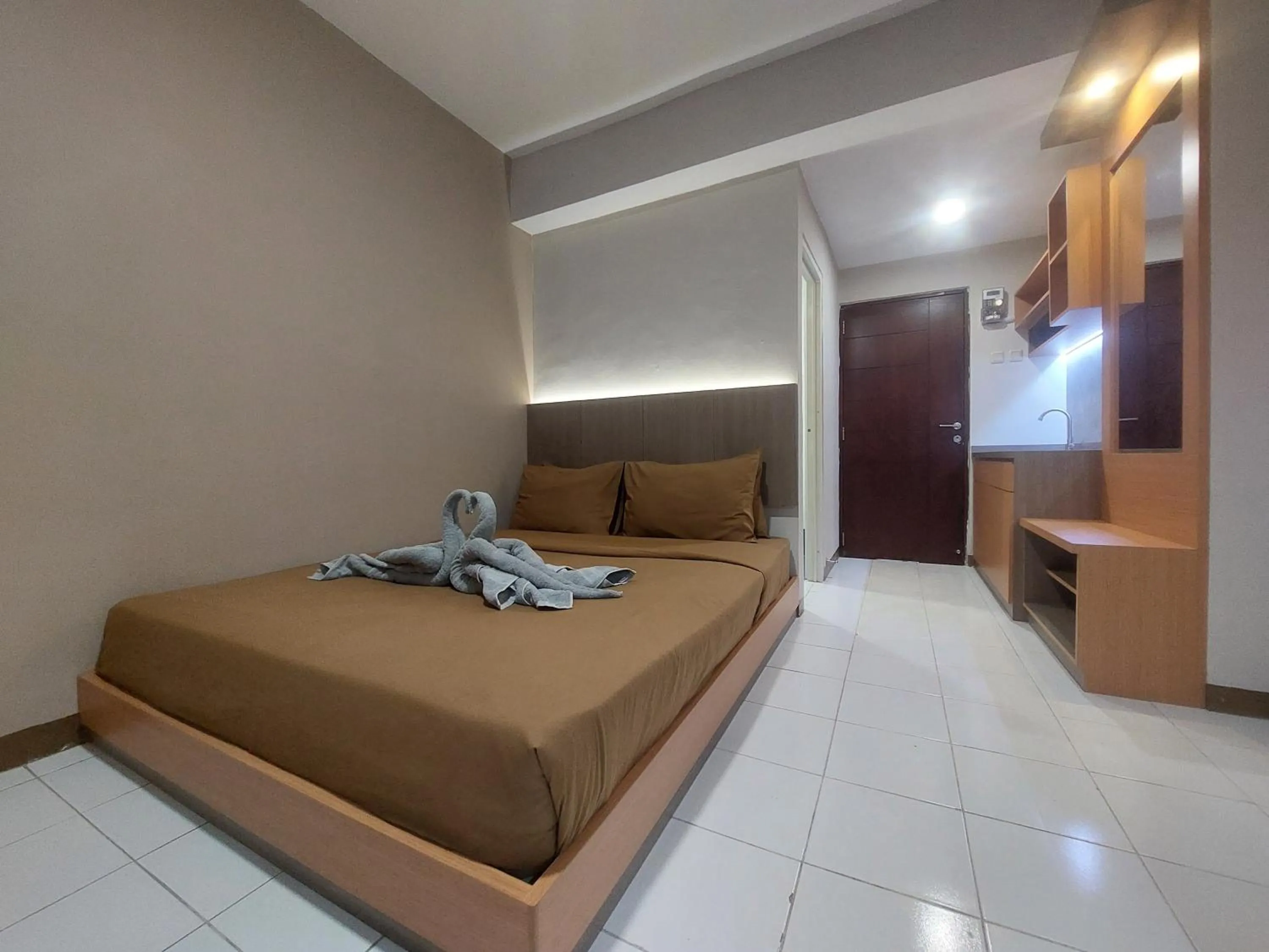 Bedroom, Bed in Emerald Apartel