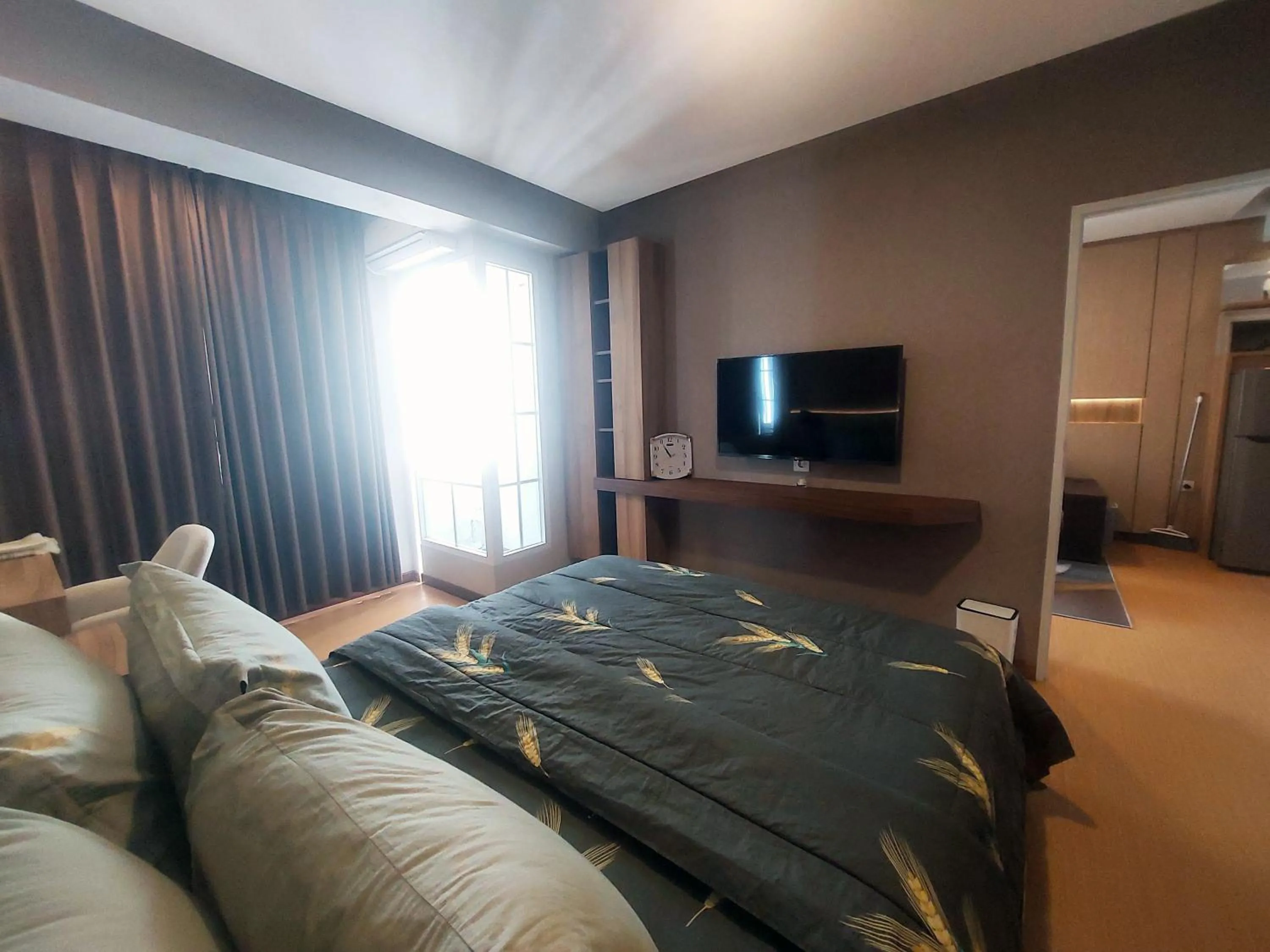 Bedroom, Bed in Emerald Apartel