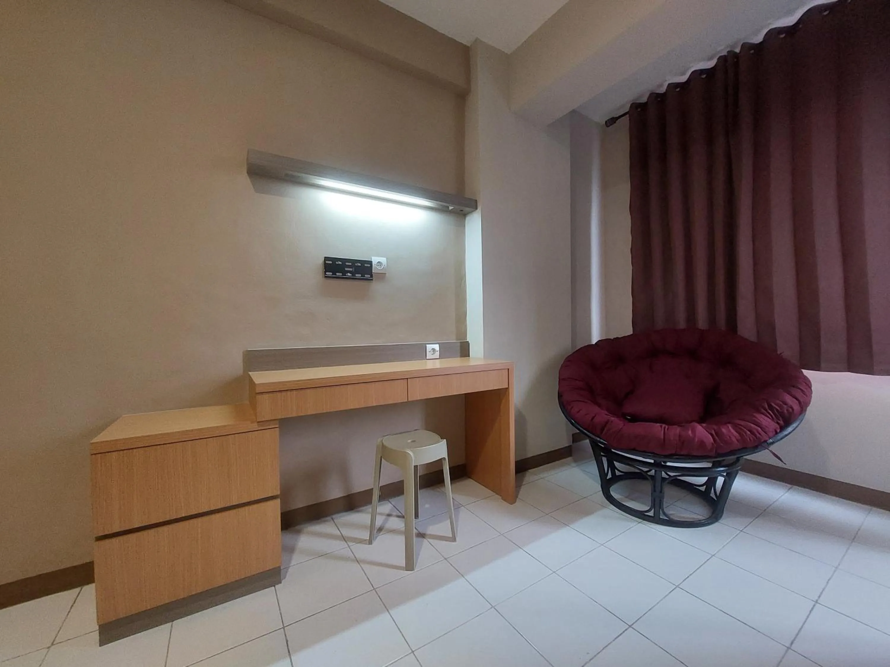 Seating area in Emerald Apartel