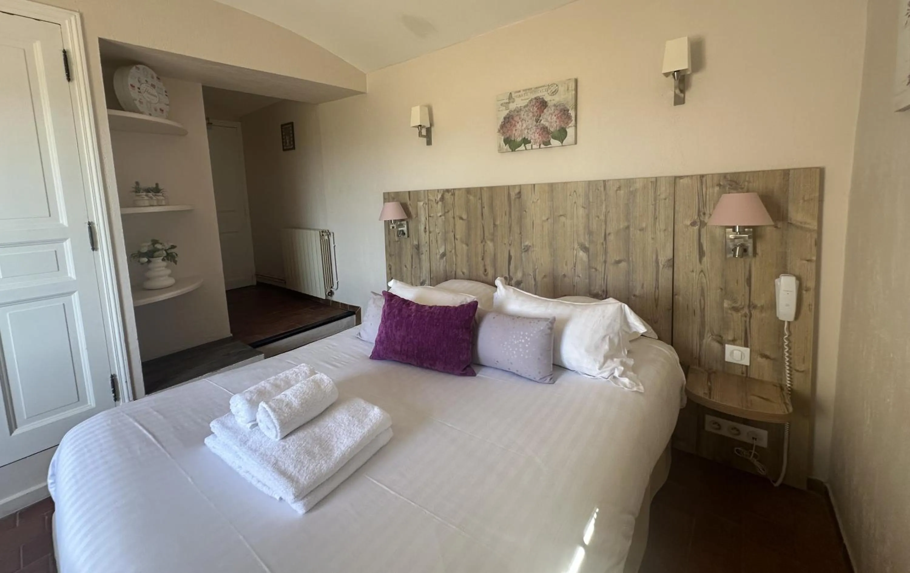 Bed in Mas des Romarins, The Originals Relais