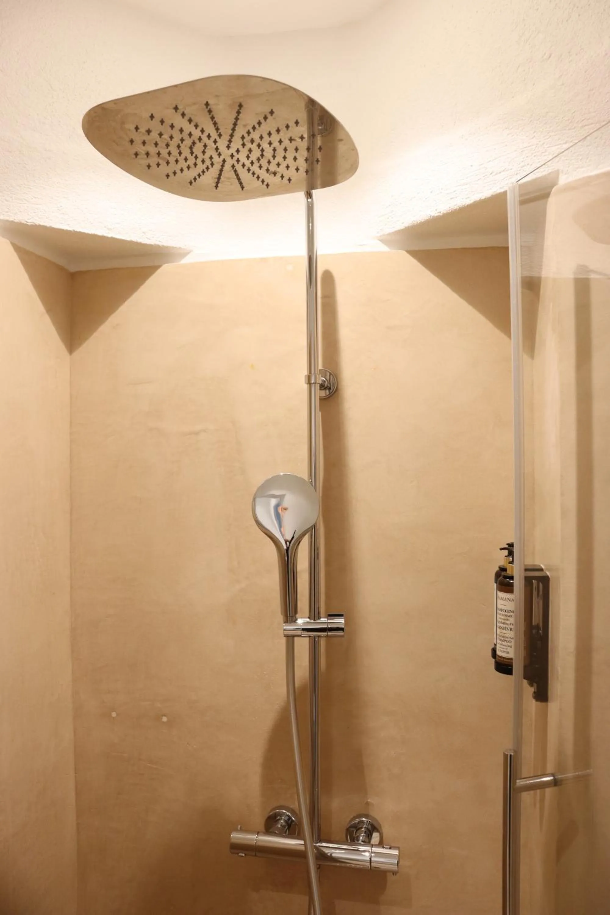 Shower in Mas des Romarins, The Originals Relais