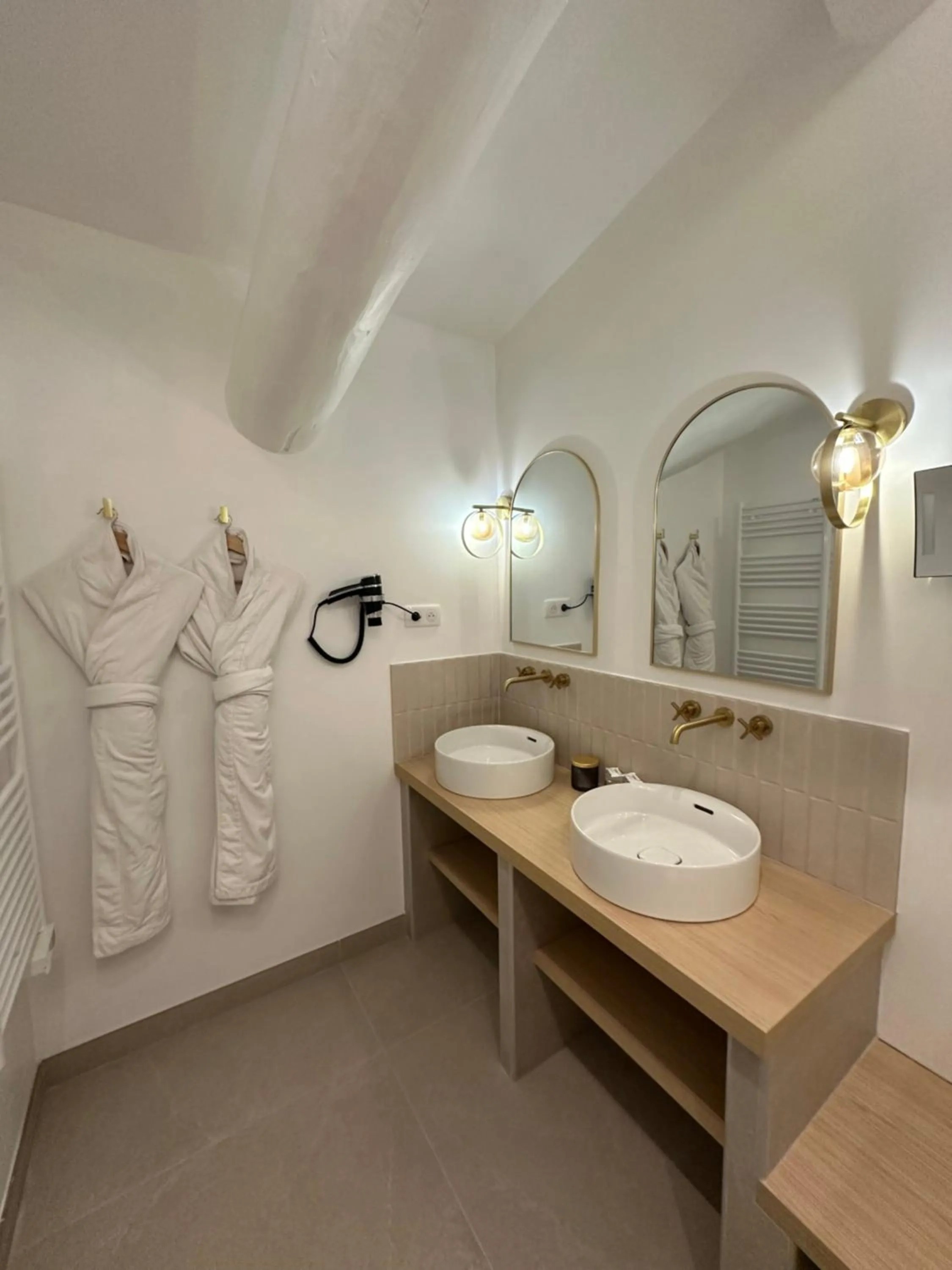 Shower in Mas des Romarins, The Originals Relais