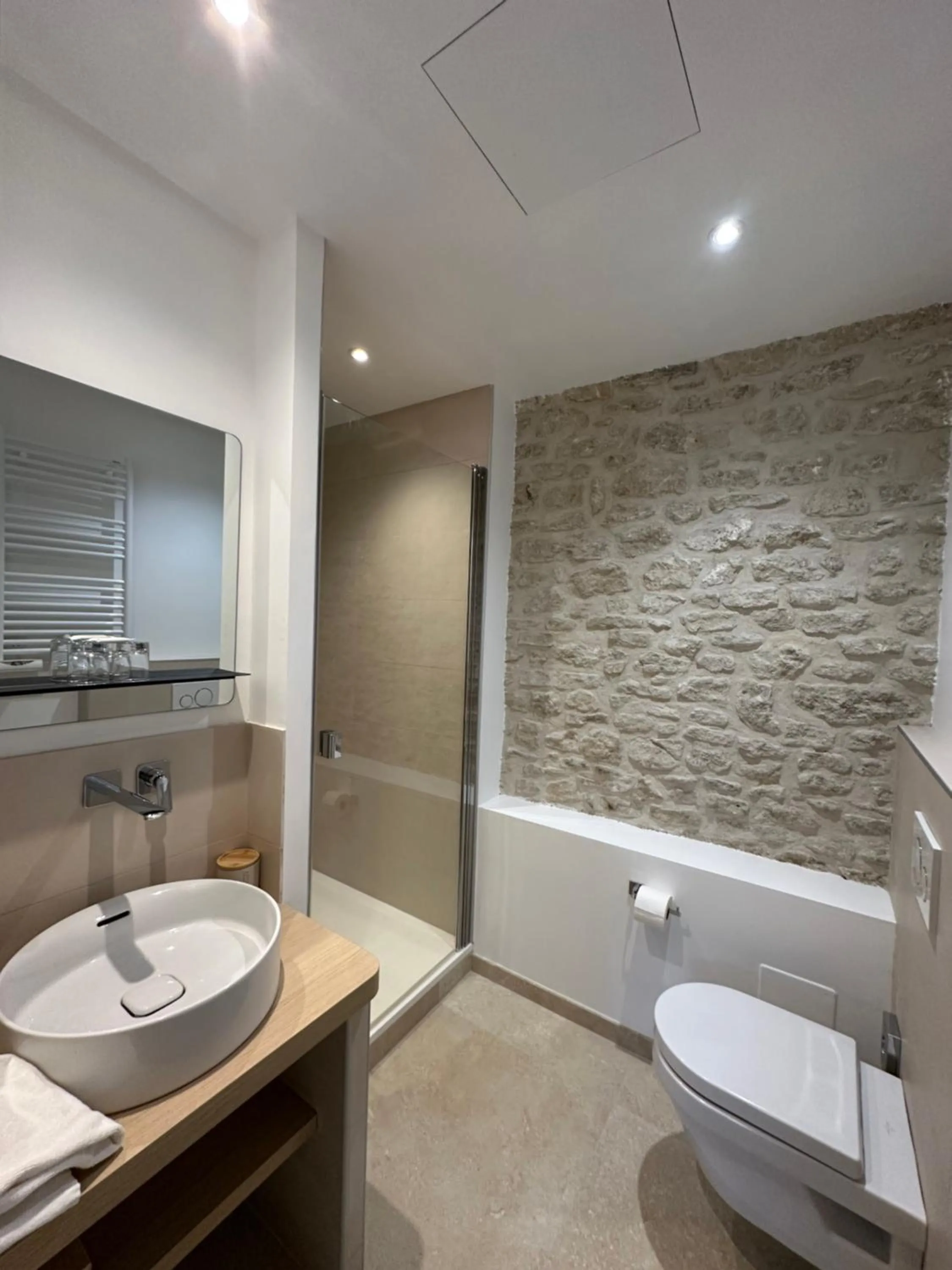 Shower in Mas des Romarins, The Originals Relais