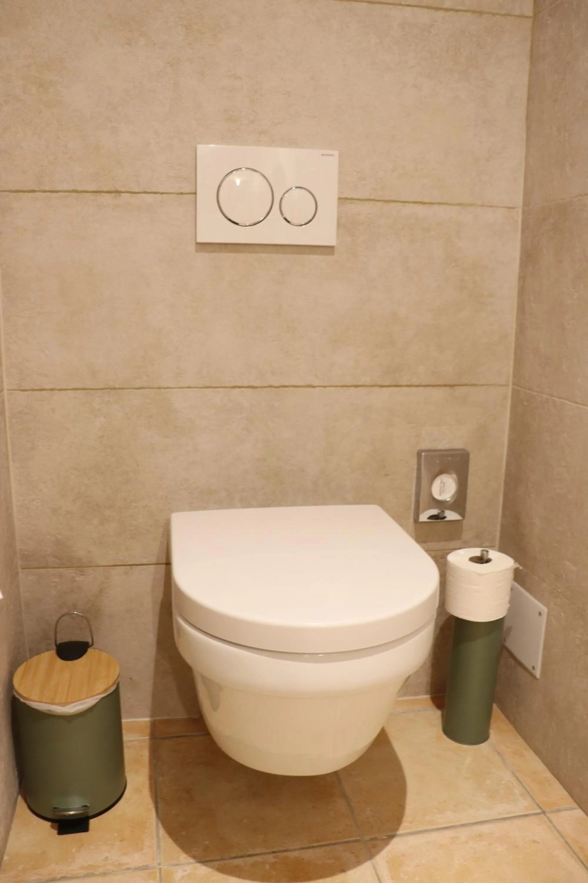 Toilet in Mas des Romarins, The Originals Relais