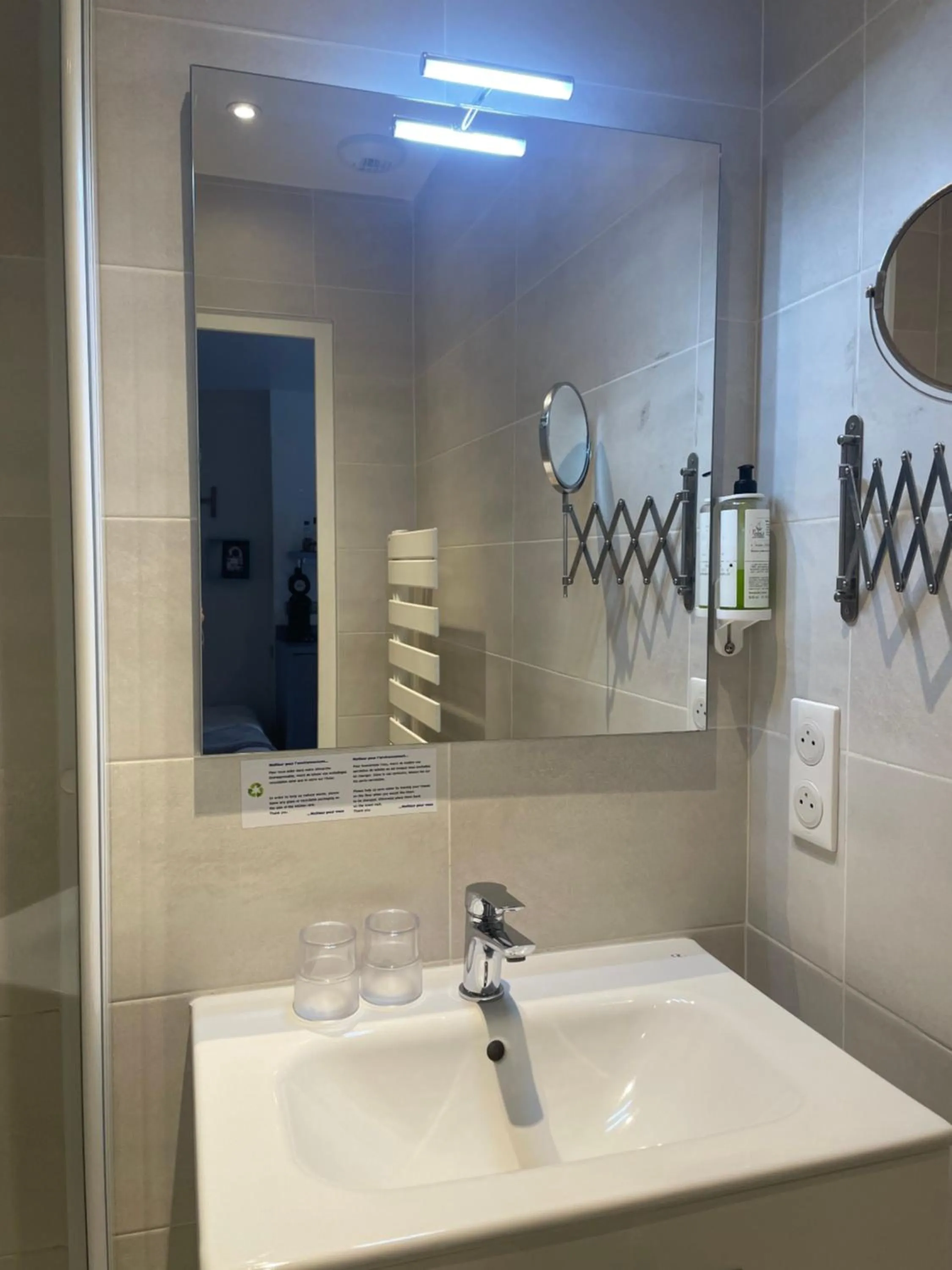 Bathroom in Garden Hotel Rennes Centre Gare