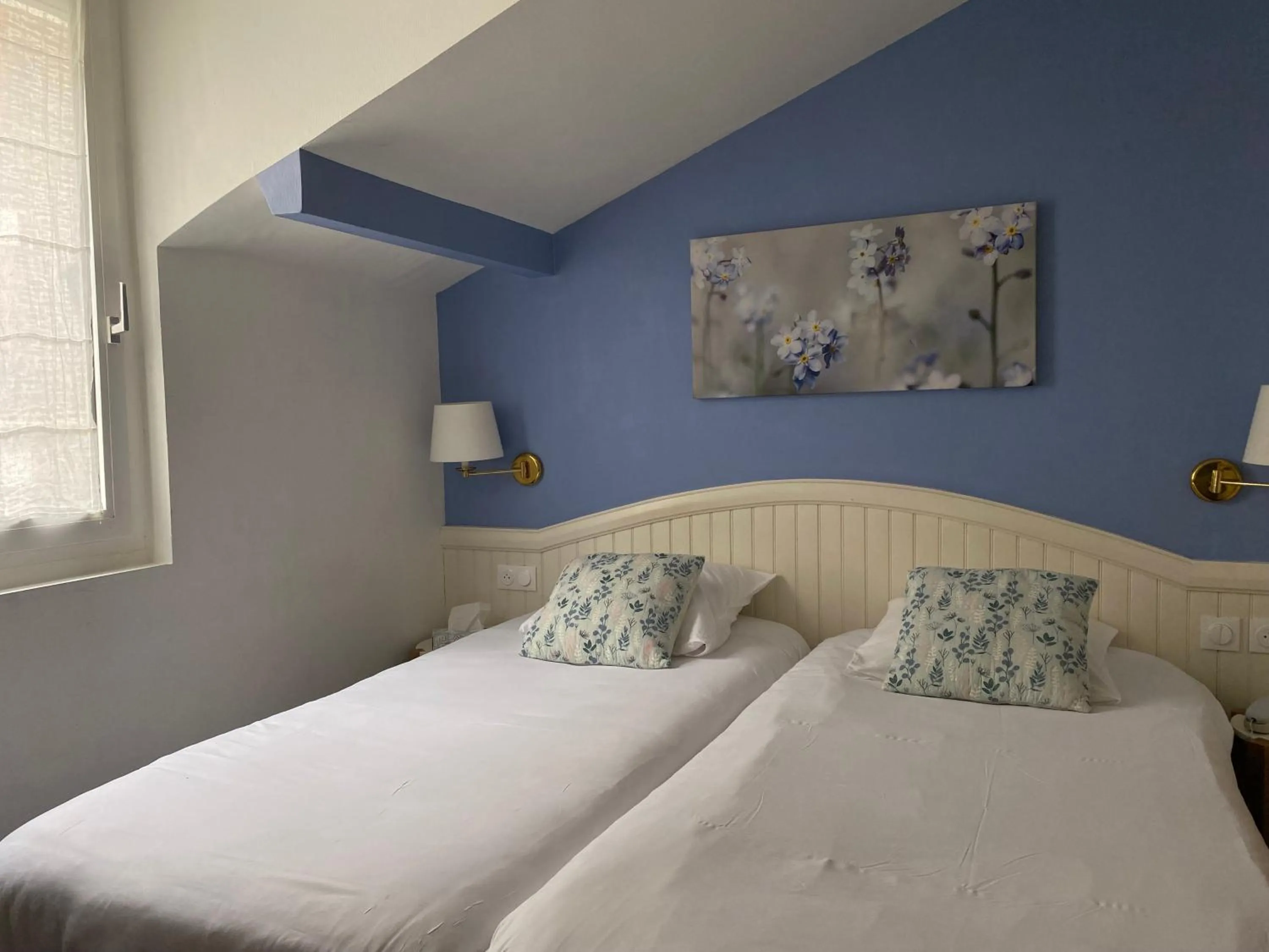 TV and multimedia, Bed in Garden Hotel Rennes Centre Gare