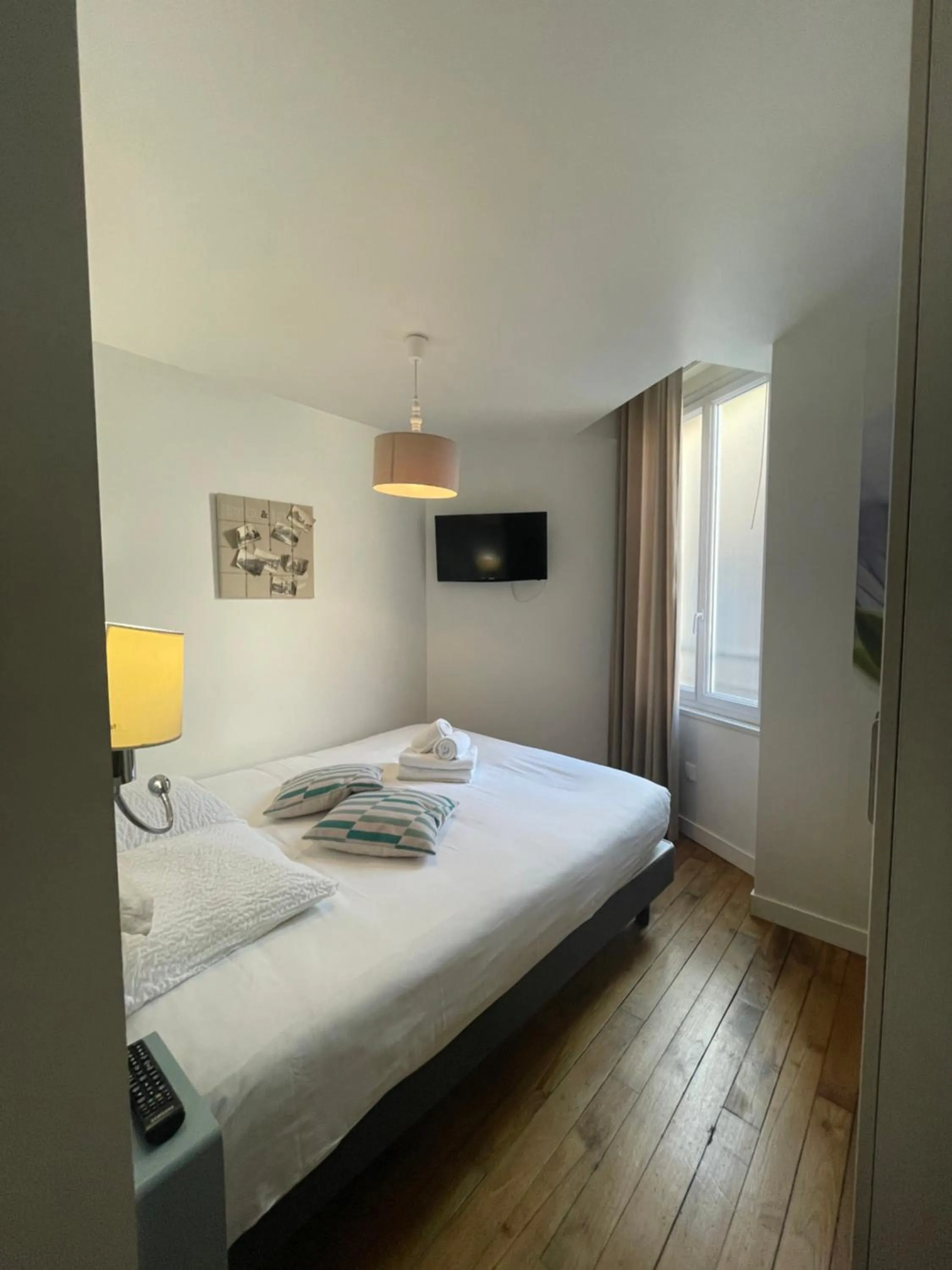 Photo of the whole room, Bed in Garden Hotel Rennes Centre Gare