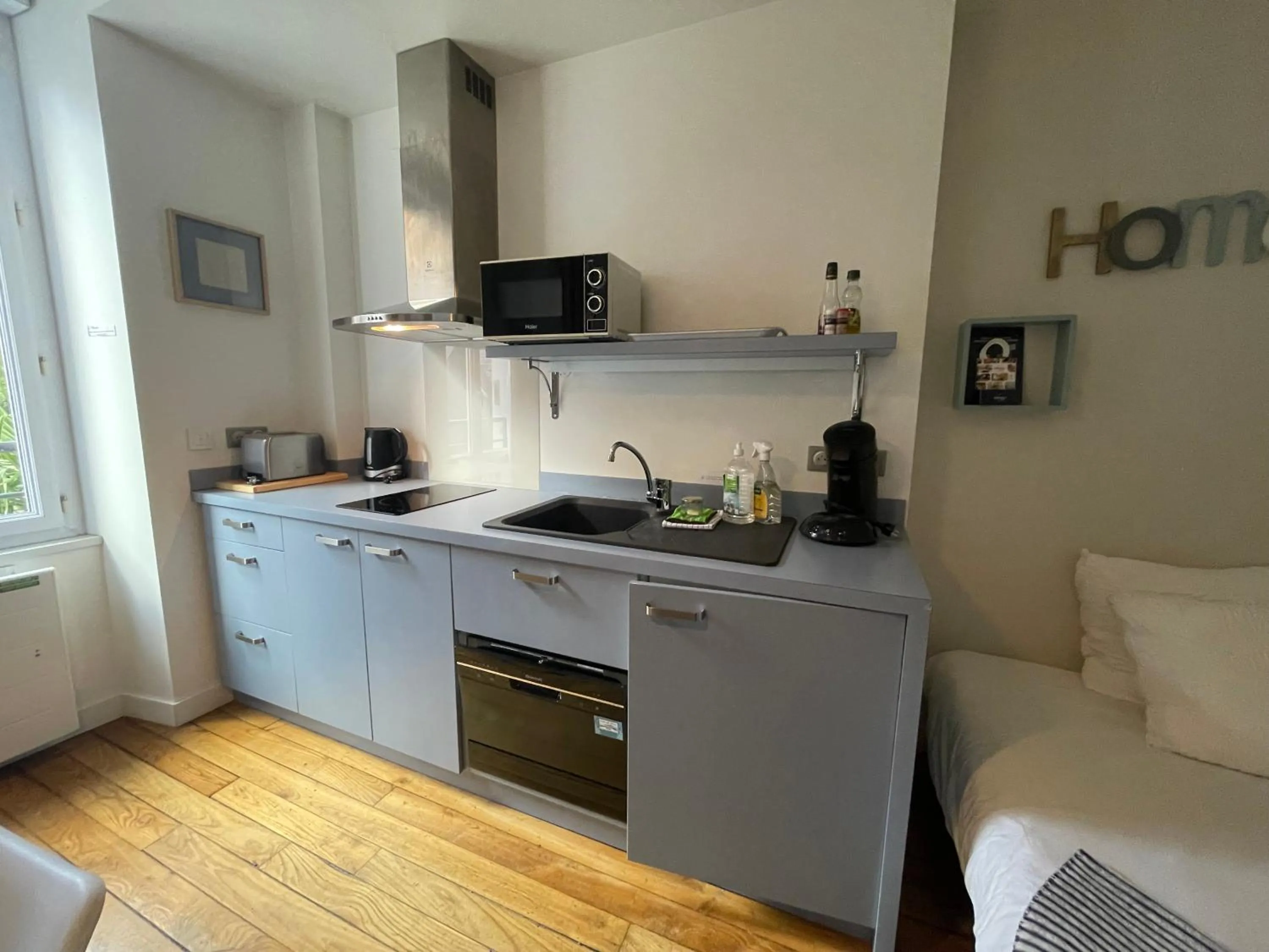 Kitchen or kitchenette in Garden Hotel Rennes Centre Gare