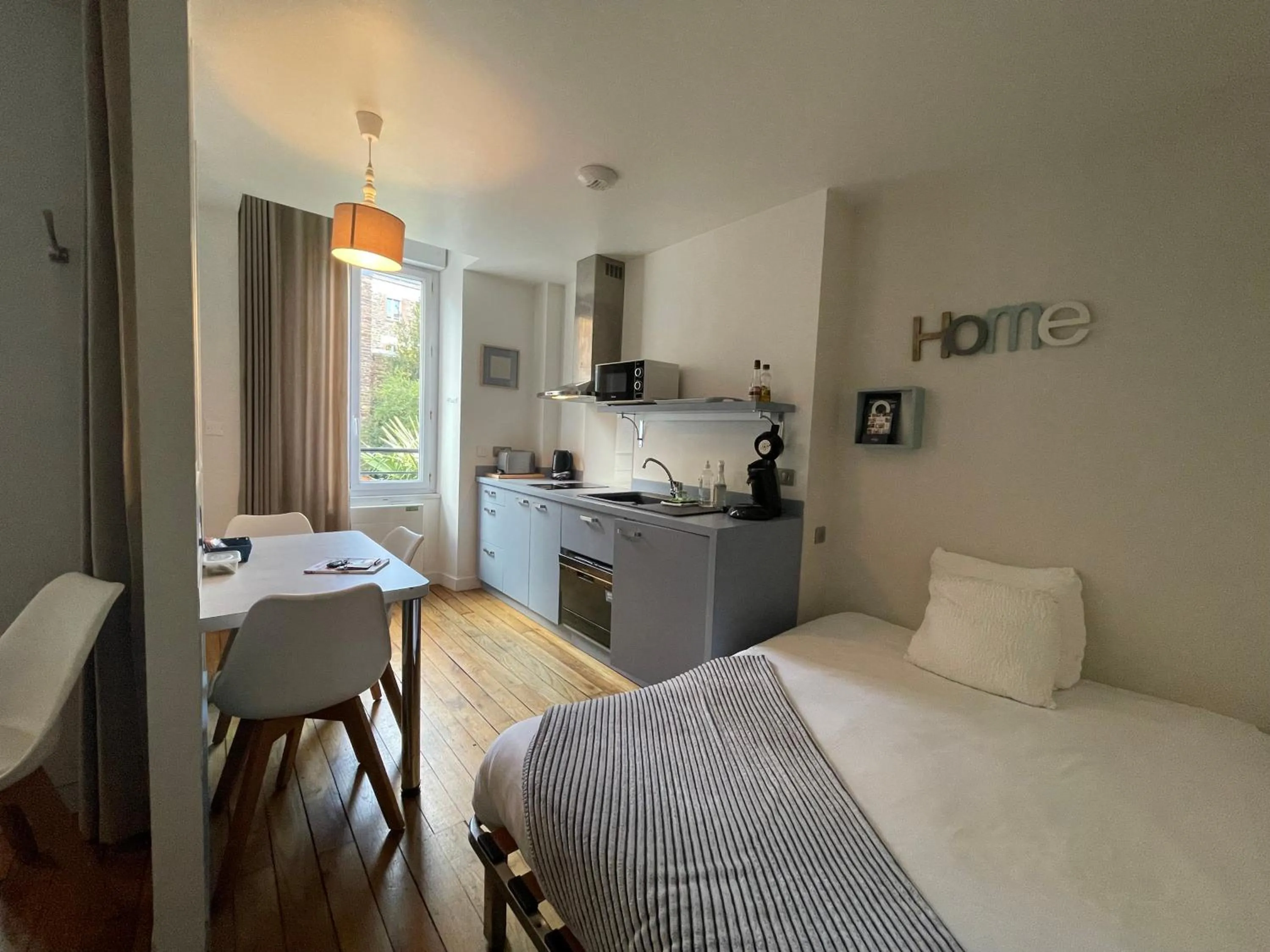 Photo of the whole room, Bed in Garden Hotel Rennes Centre Gare