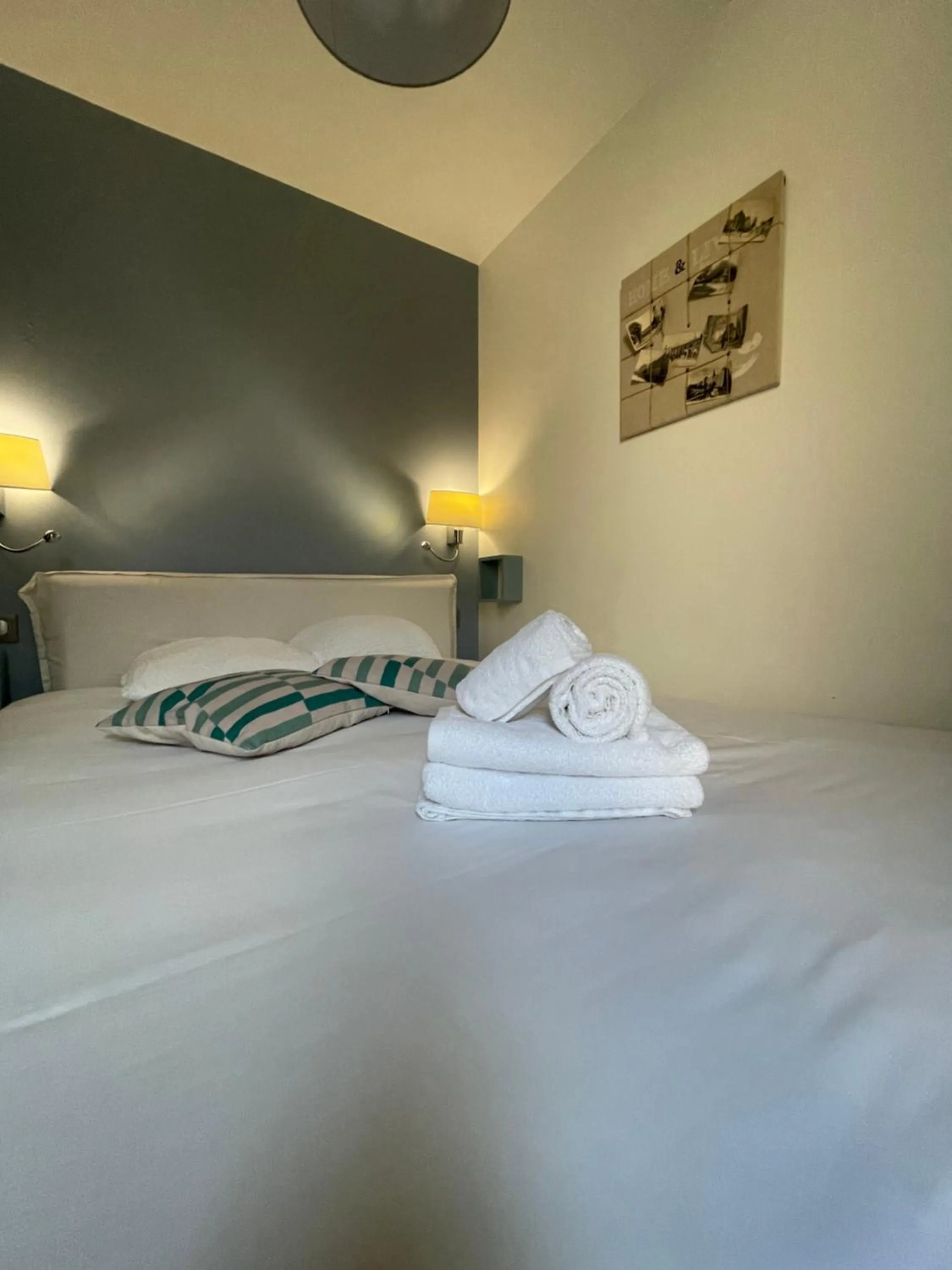 Bedroom, Bed in Garden Hotel Rennes Centre Gare