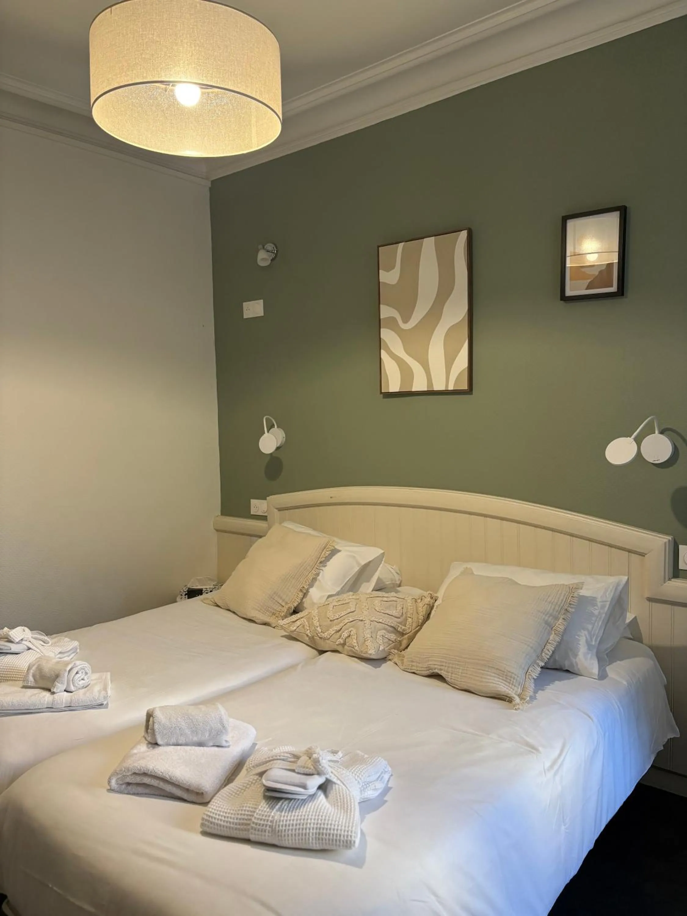 Property building, Bed in Garden Hotel Rennes Centre Gare