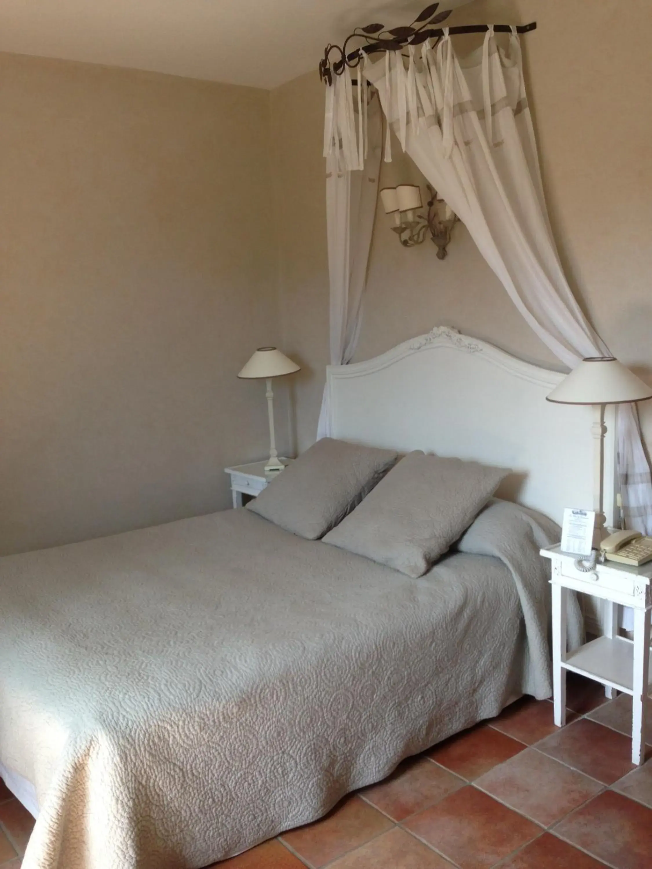 Superior Double Room in Mas des Carassins Superior Double Room in Mas des Carassins