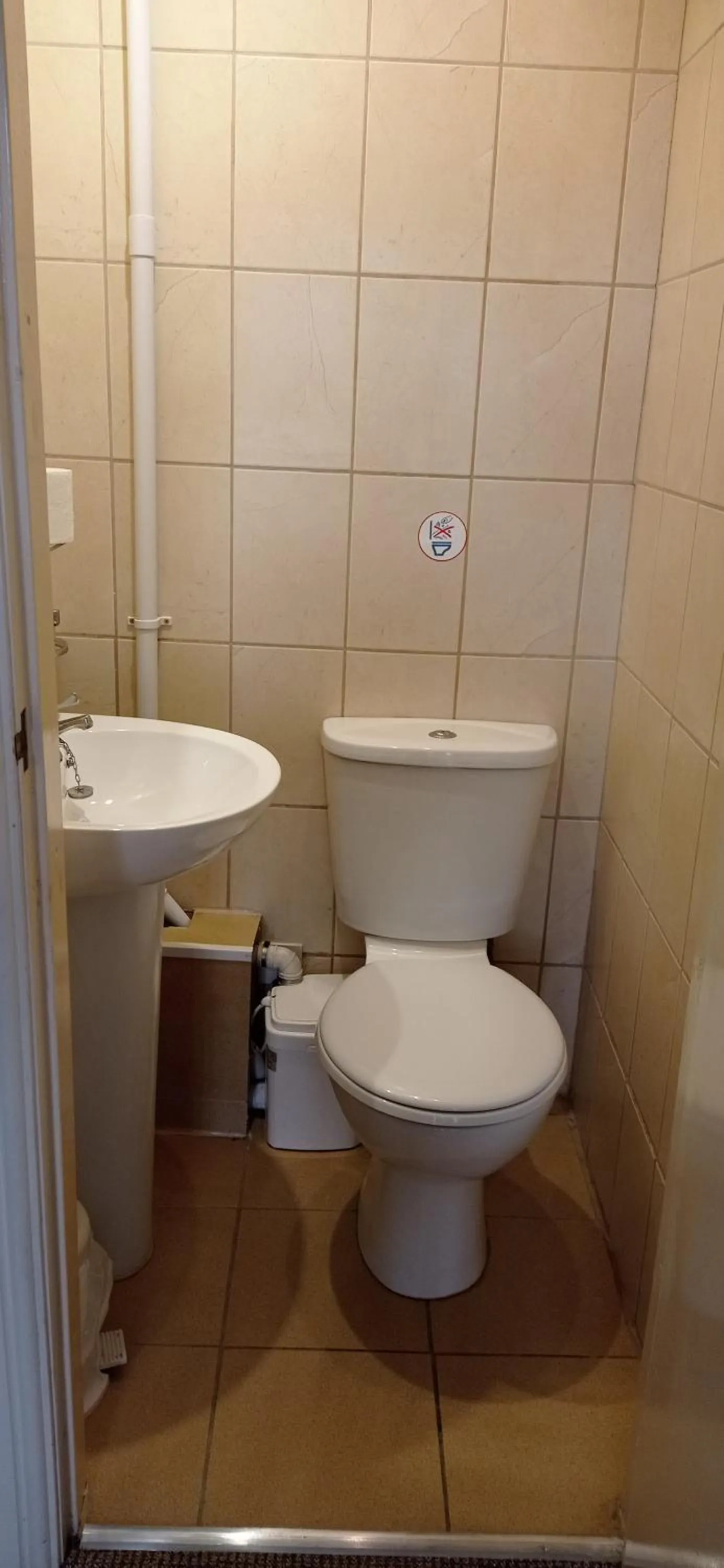 Toilet in Lily Hotel