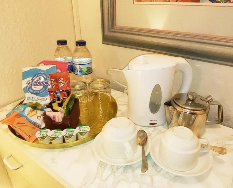 Coffee/tea facilities in Lily Hotel