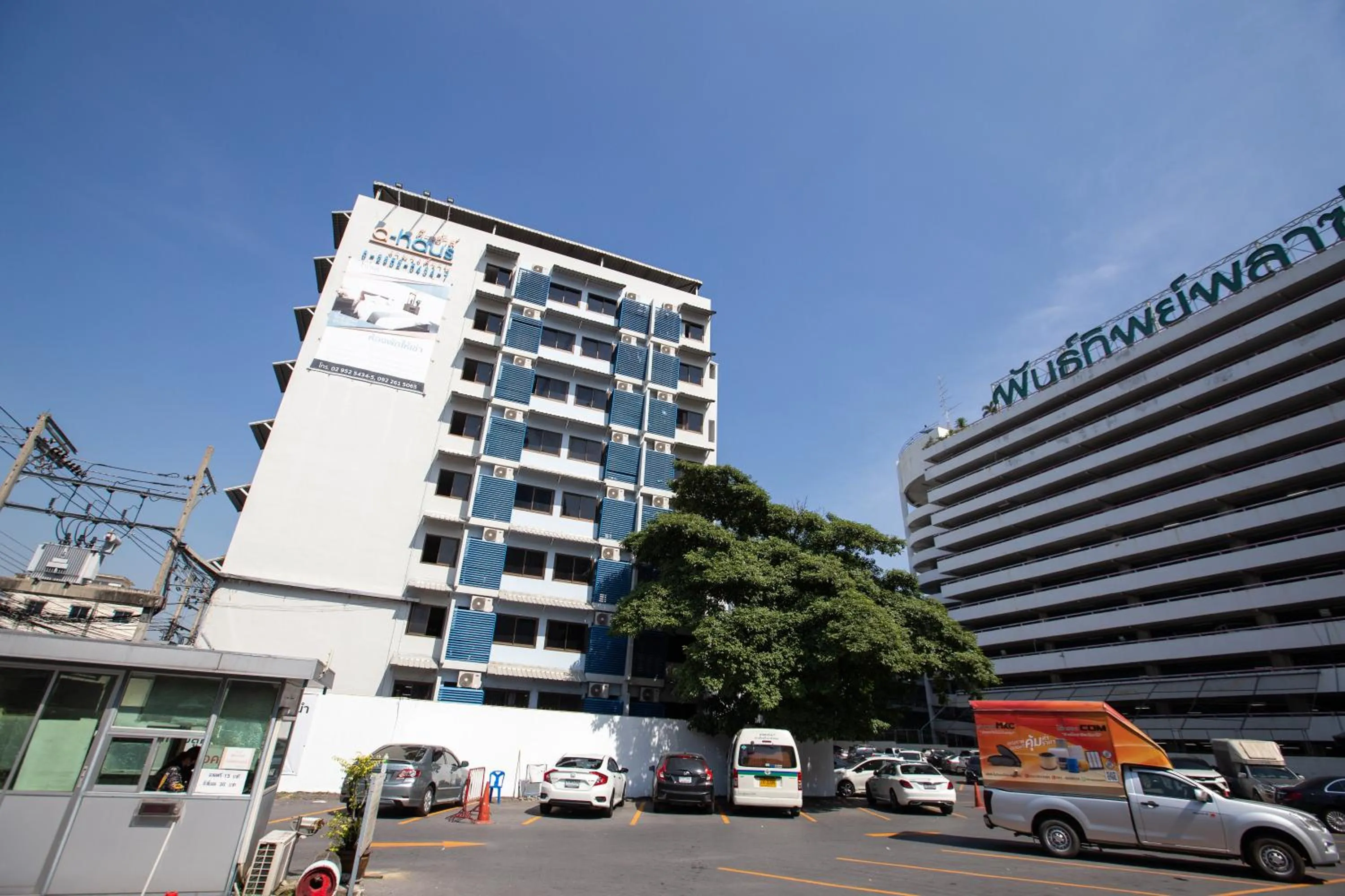 Property building in D haus Ngamwongwan Residence