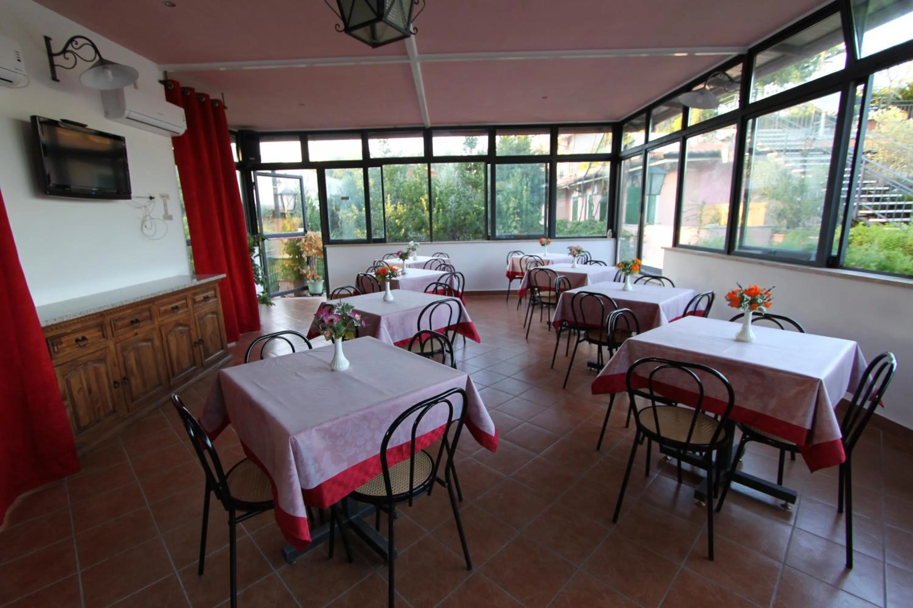 Restaurant/places to eat in Villa Patrizia