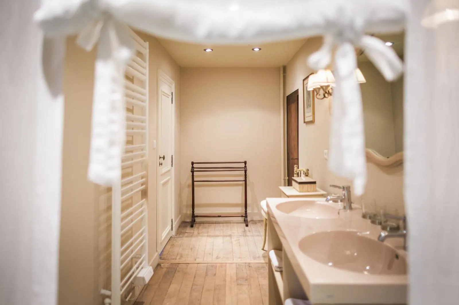 Bathroom, Bed in Château Armand Heitz - Domaine Armand Heitz