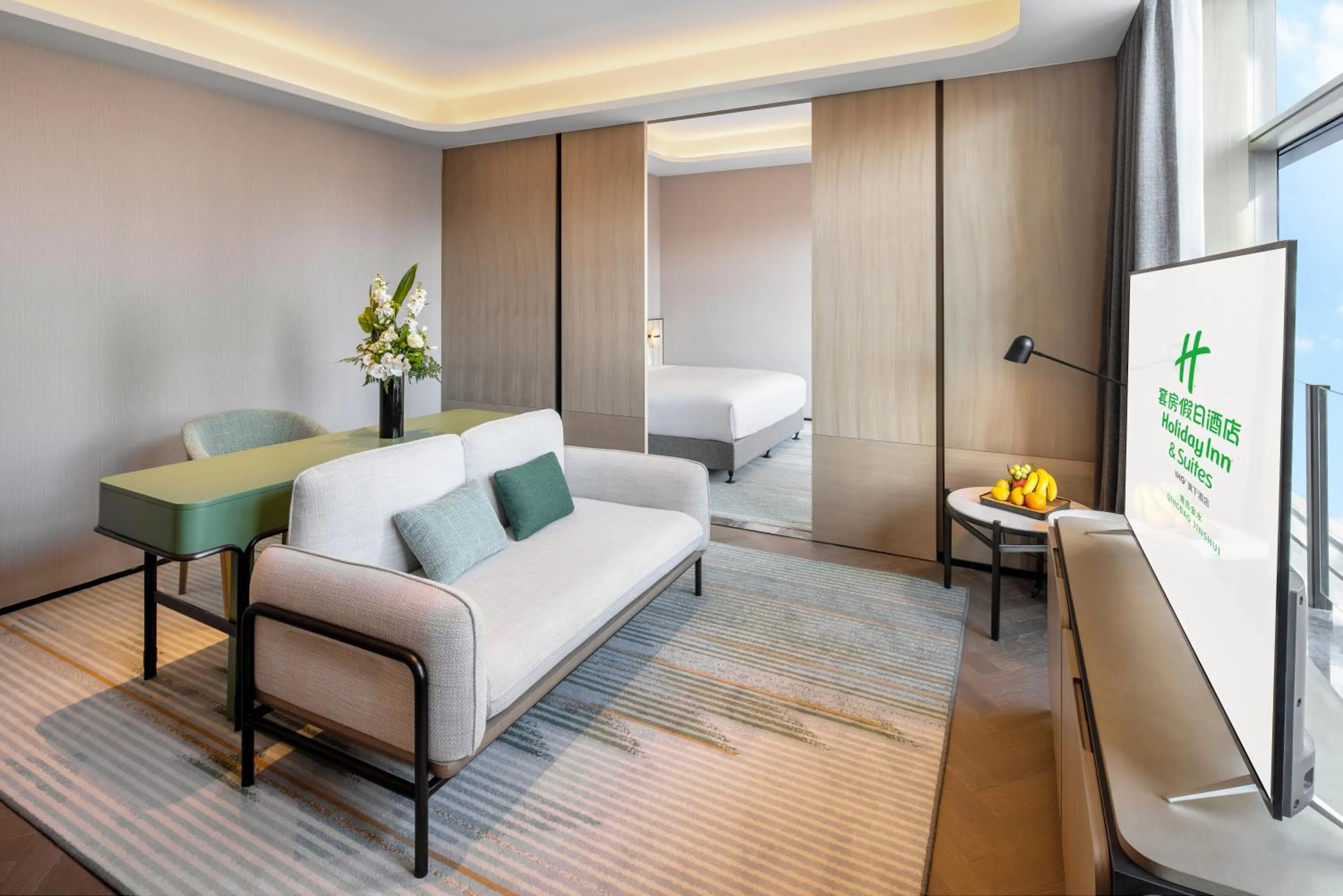 Seating area, Bed in Holiday Inn & Suites Qingdao Jinshui by IHG