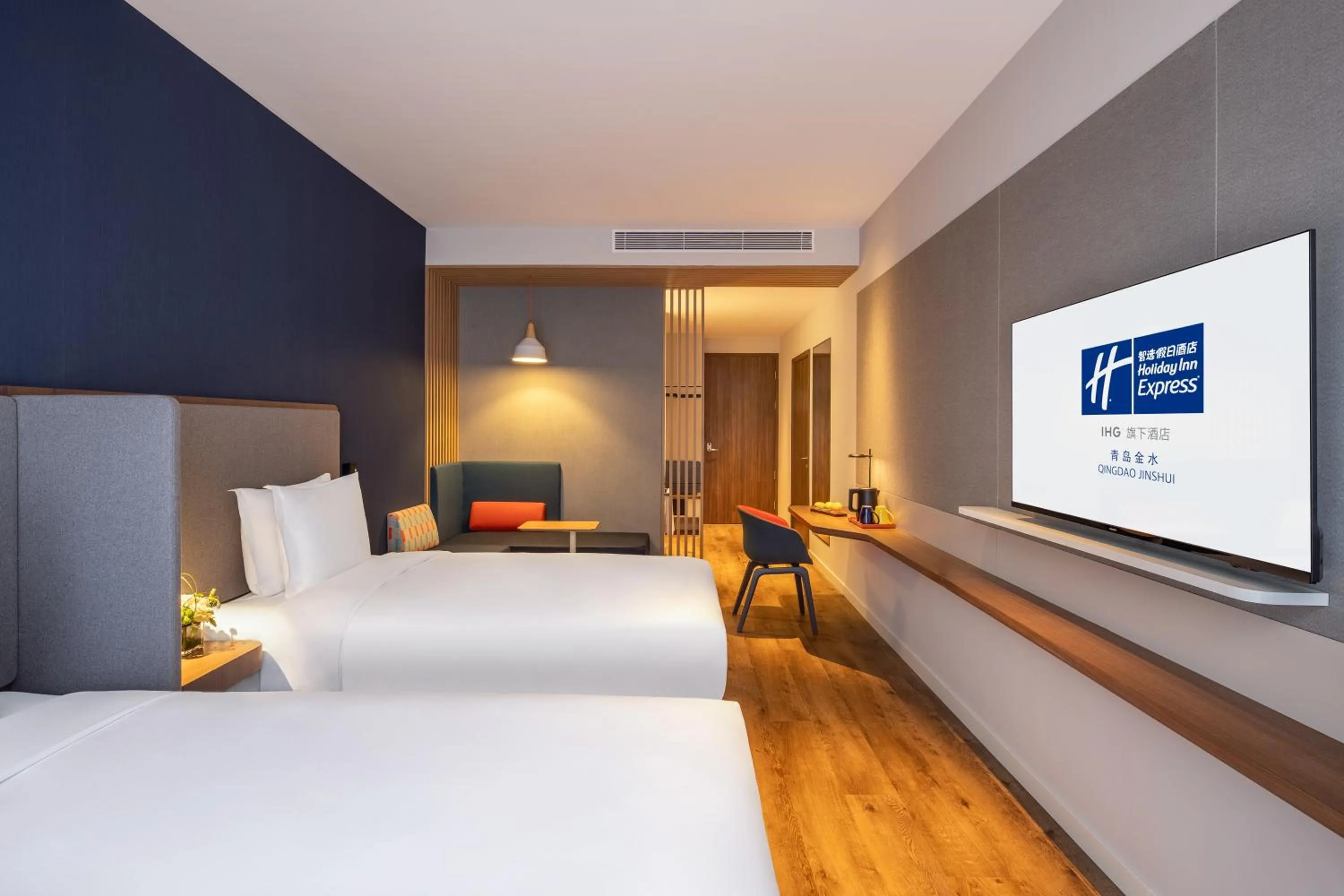 Photo of the whole room, Bed in Holiday Inn Express Qingdao Jinshui by IHG