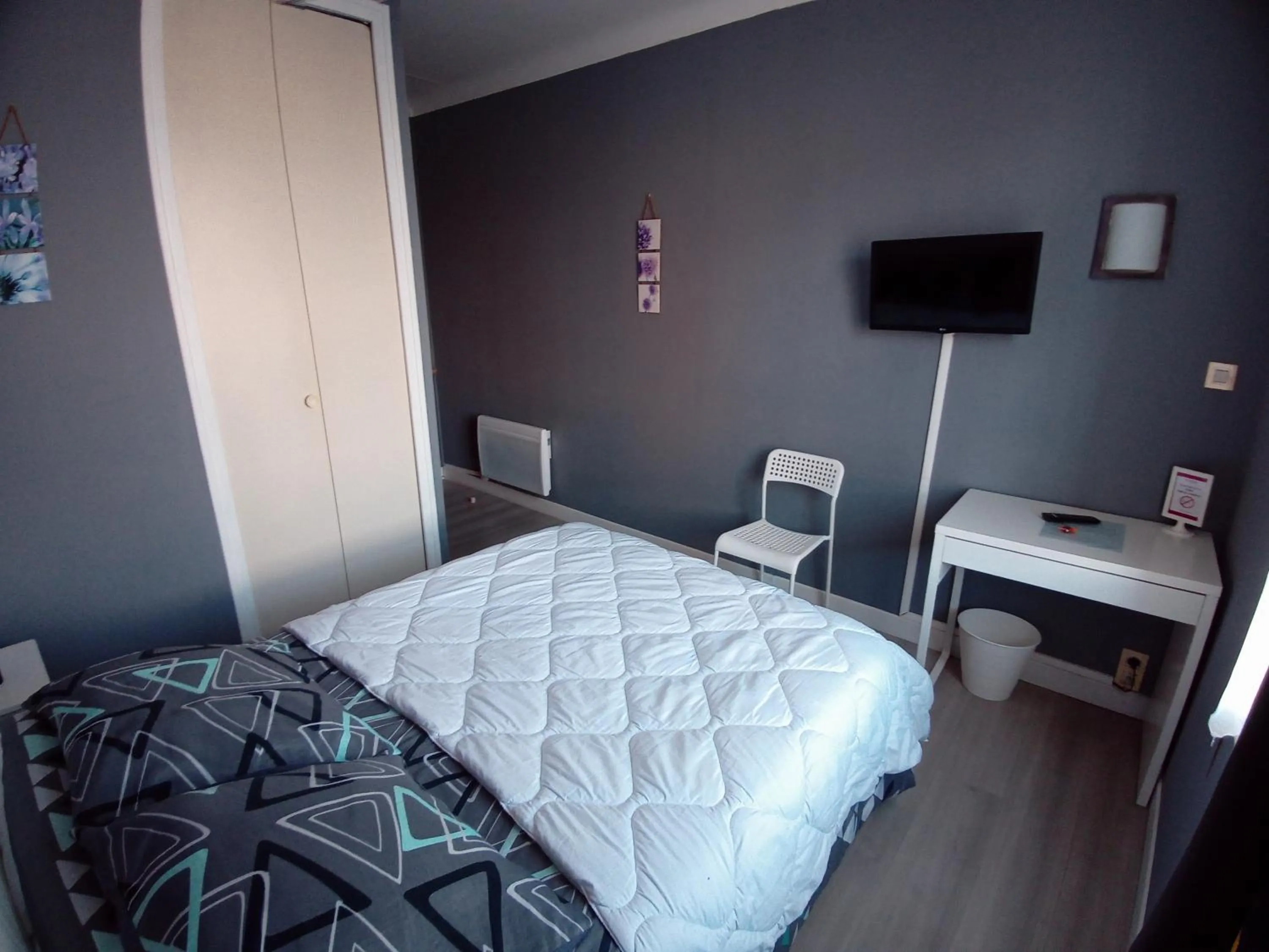 Photo of the whole room, Bed in La Sterne