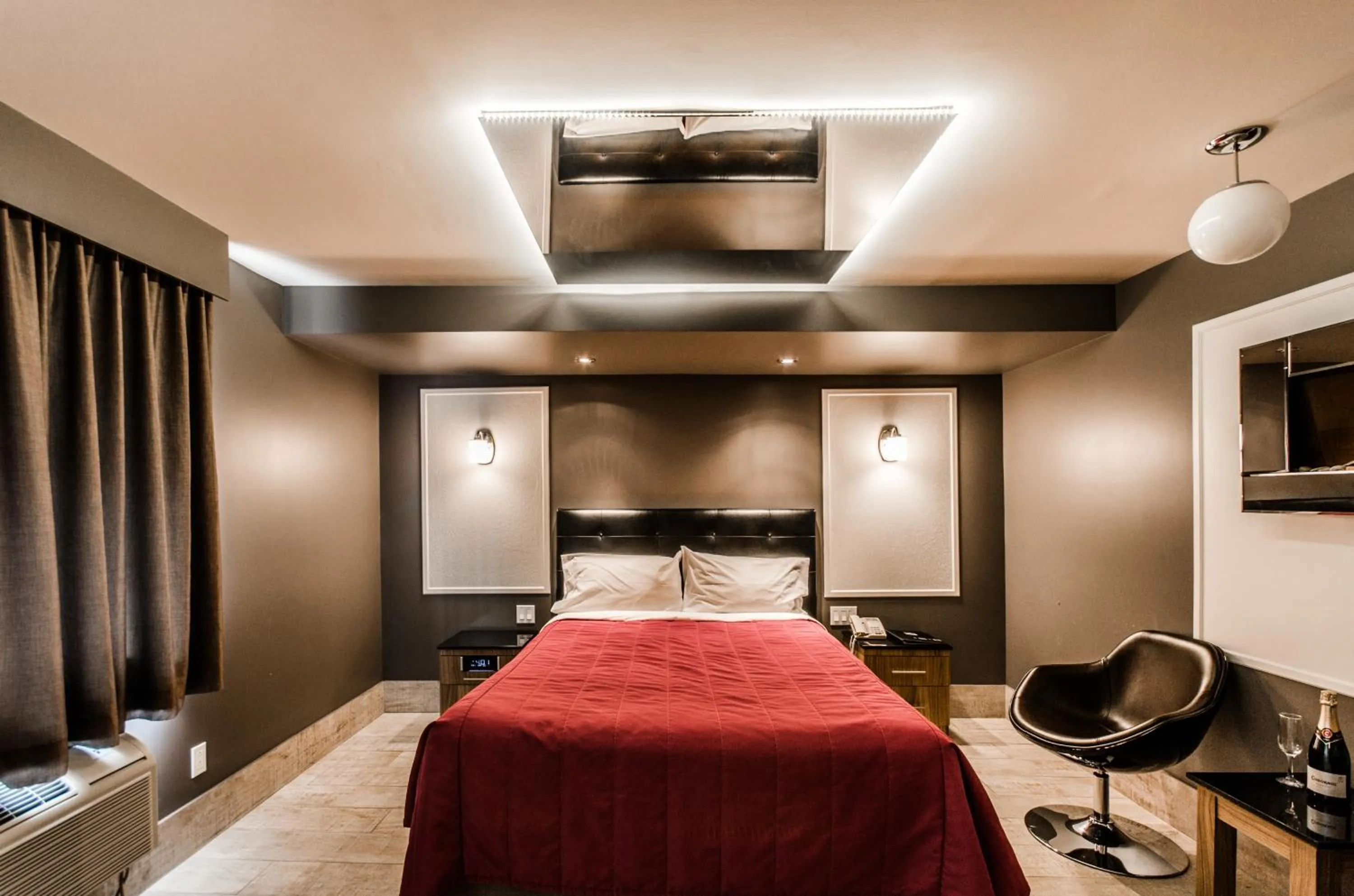 Bedroom, Bed in Olux Hotel-Motel-Suites