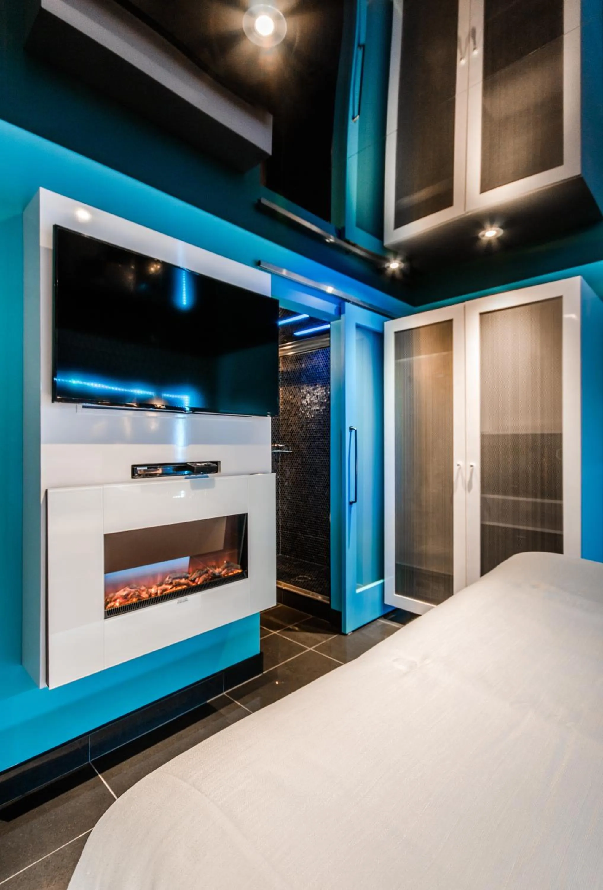 Shower, Bed in Olux Hotel-Motel-Suites