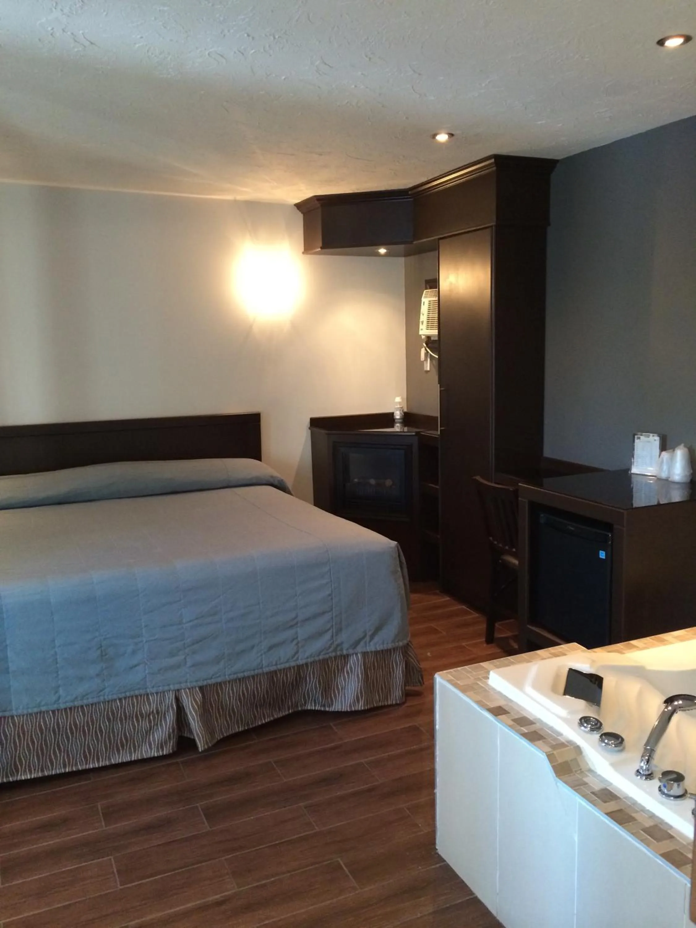 Bed in Olux Hotel-Motel-Suites