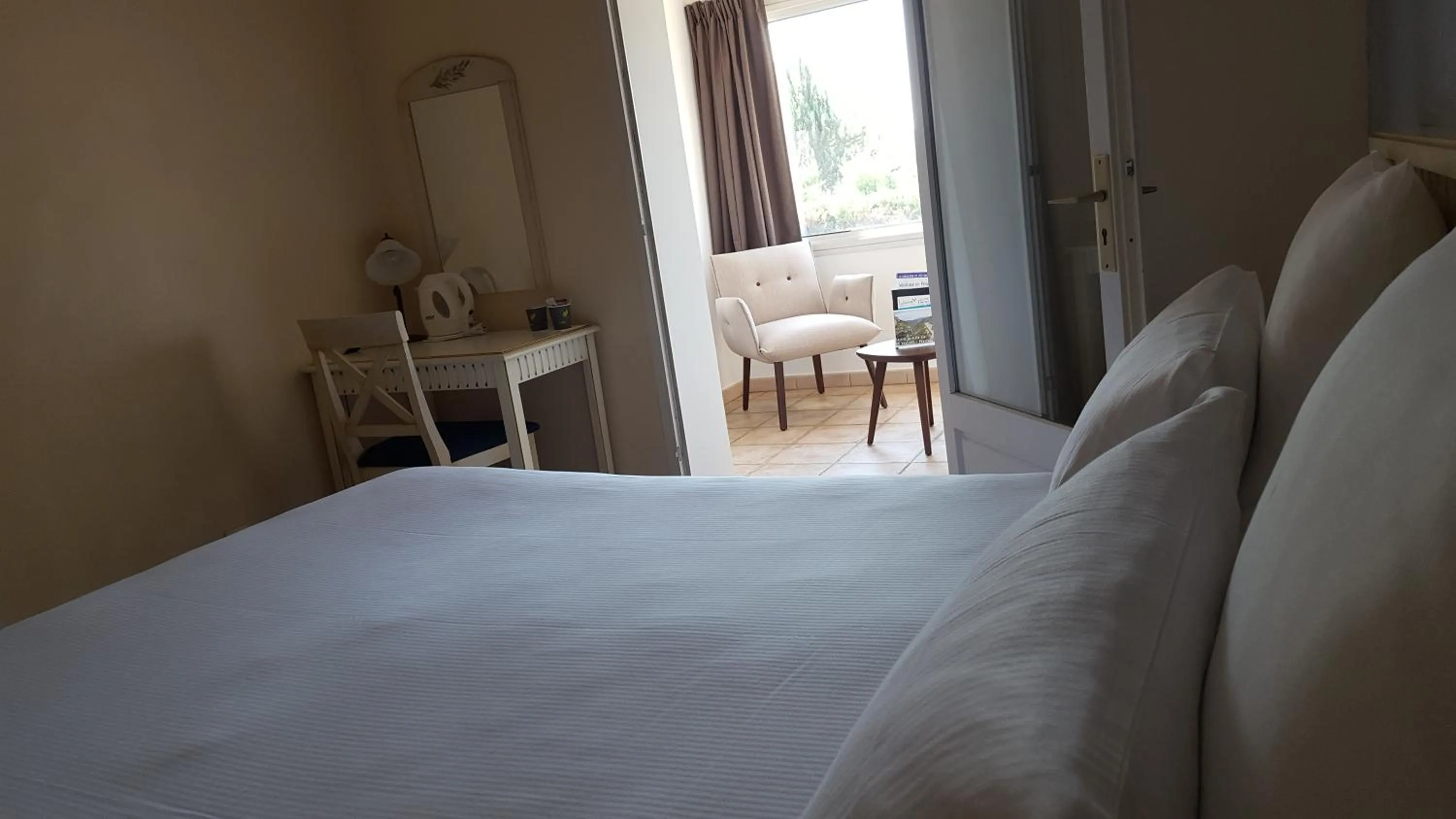 Coffee/tea facilities, Bed in Le Mas Du Colombier