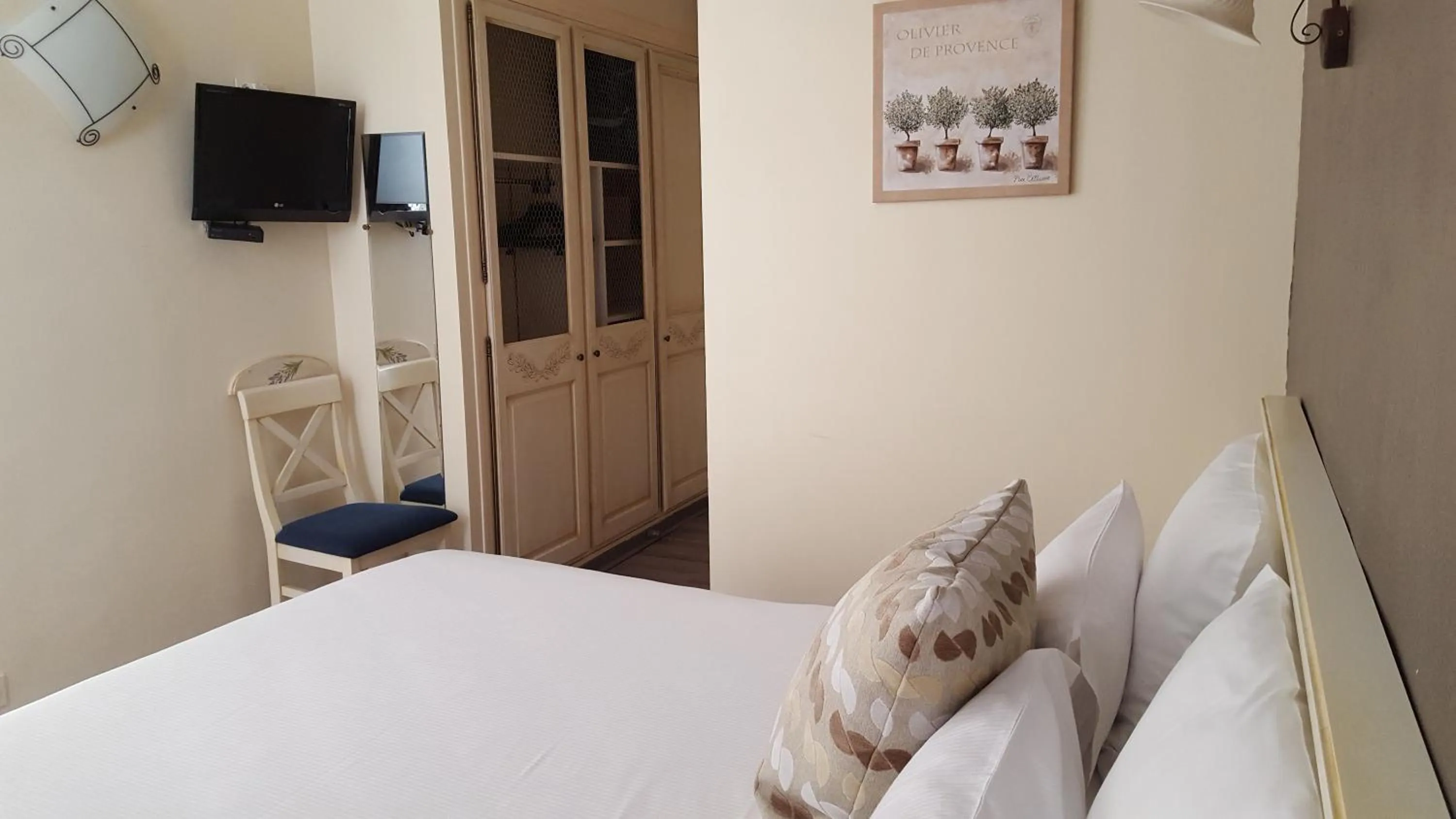 Decorative detail, Bed in Le Mas Du Colombier