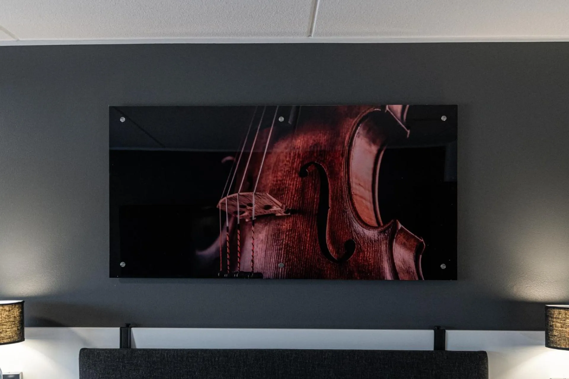 Communal lounge/ TV room in Hotelli Sointu by UHANDA