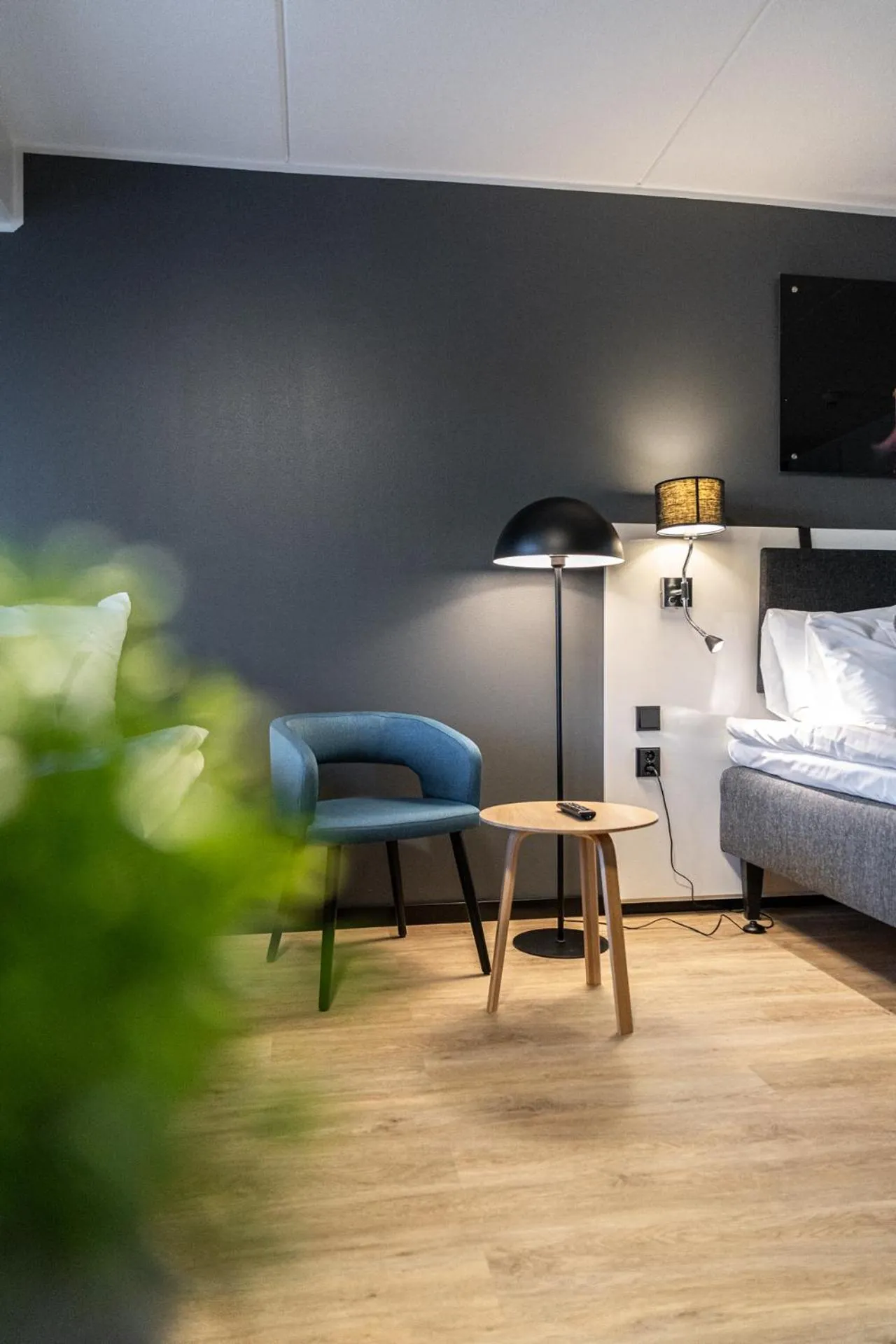 Seating area, Bed in Hotelli Sointu by UHANDA