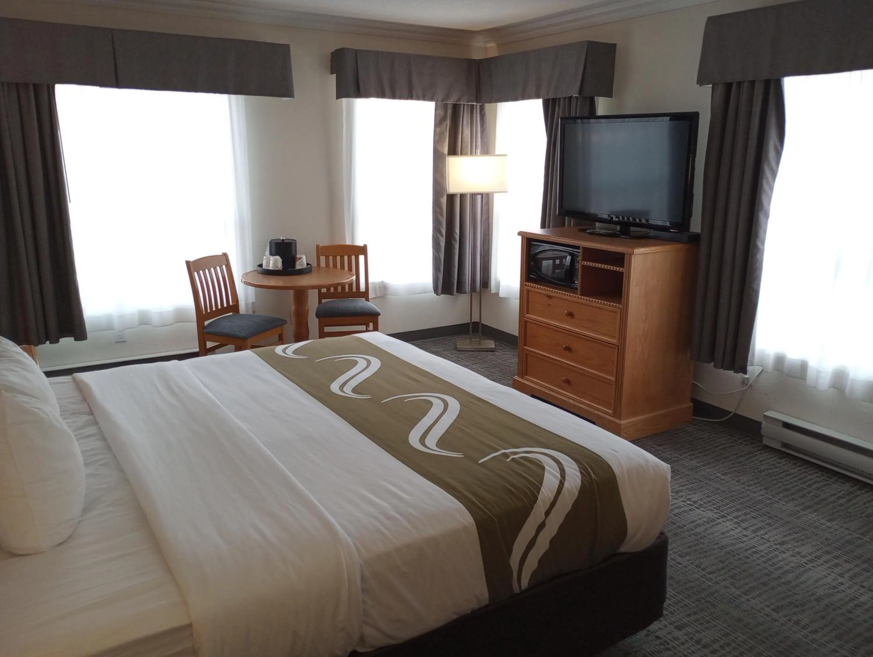 Bedroom, Bed in Quality Inn Downtown Inner Harbour