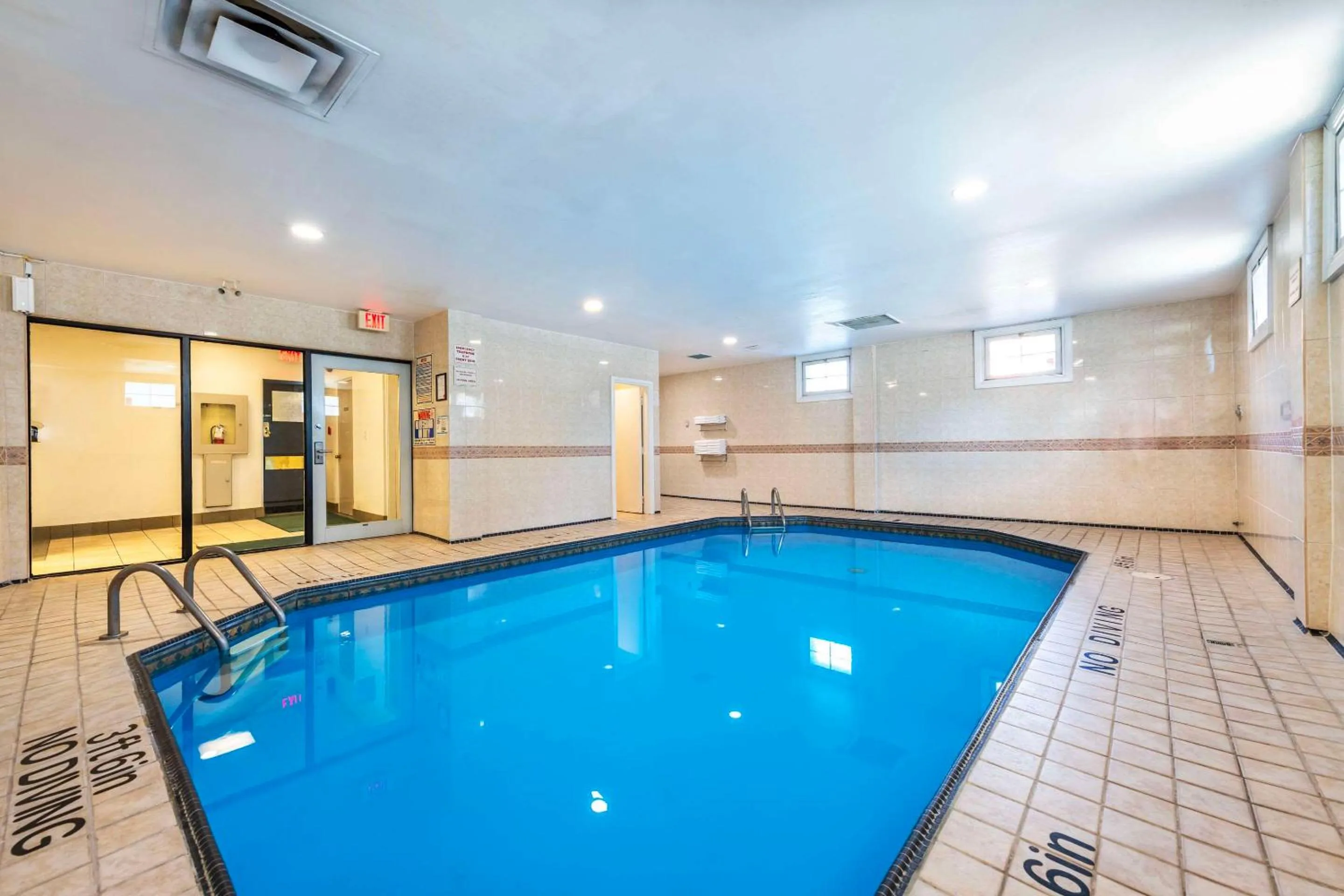 Swimming pool in Quality Inn Downtown Inner Harbour