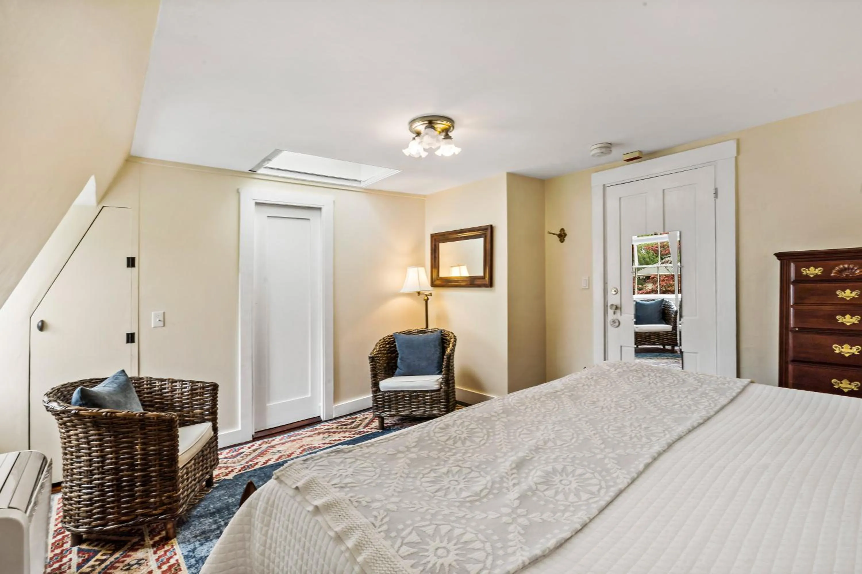 Bed in Marshall Slocum Inn