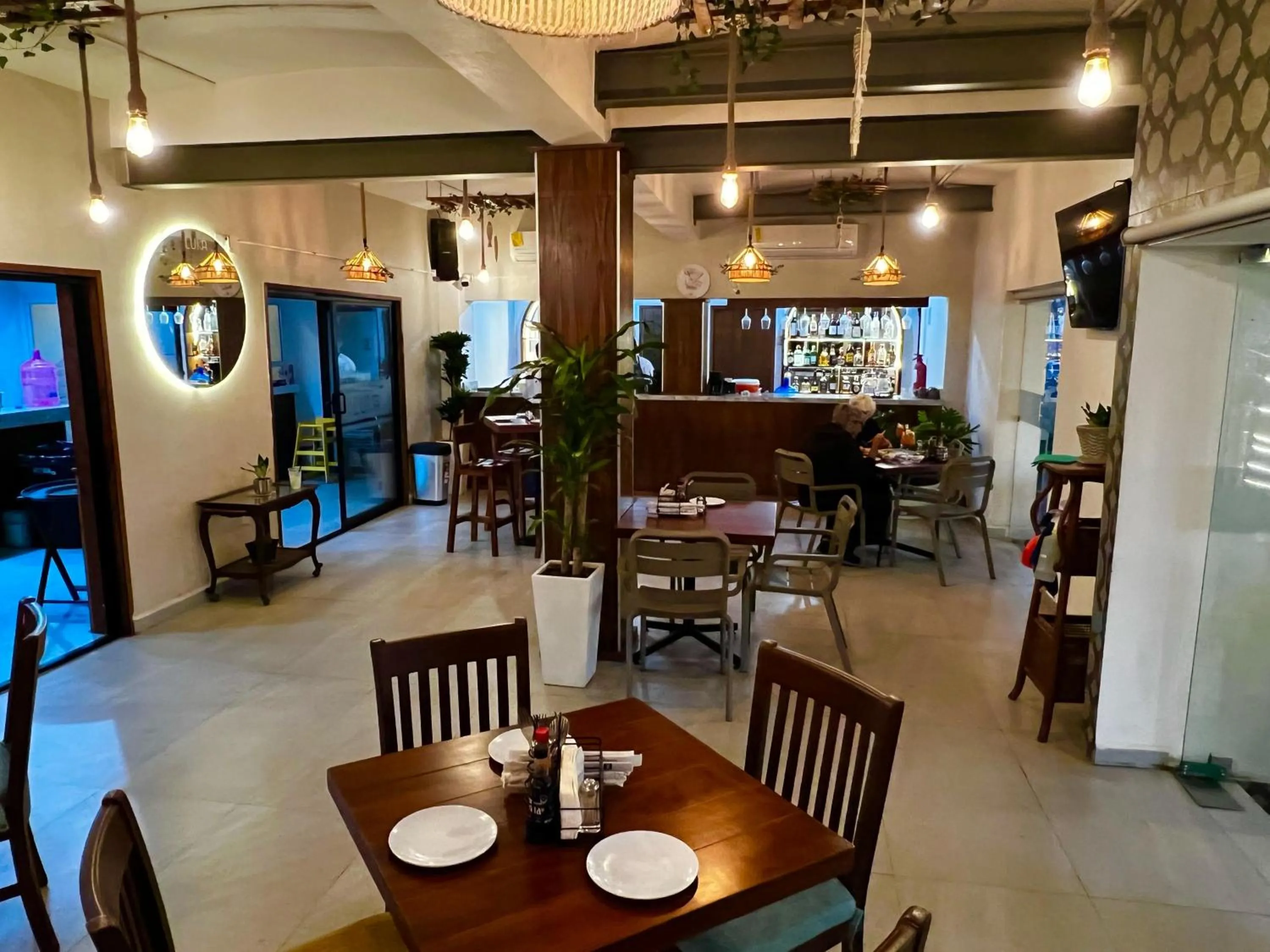 Restaurant/places to eat in Hotel La Siesta Malecón