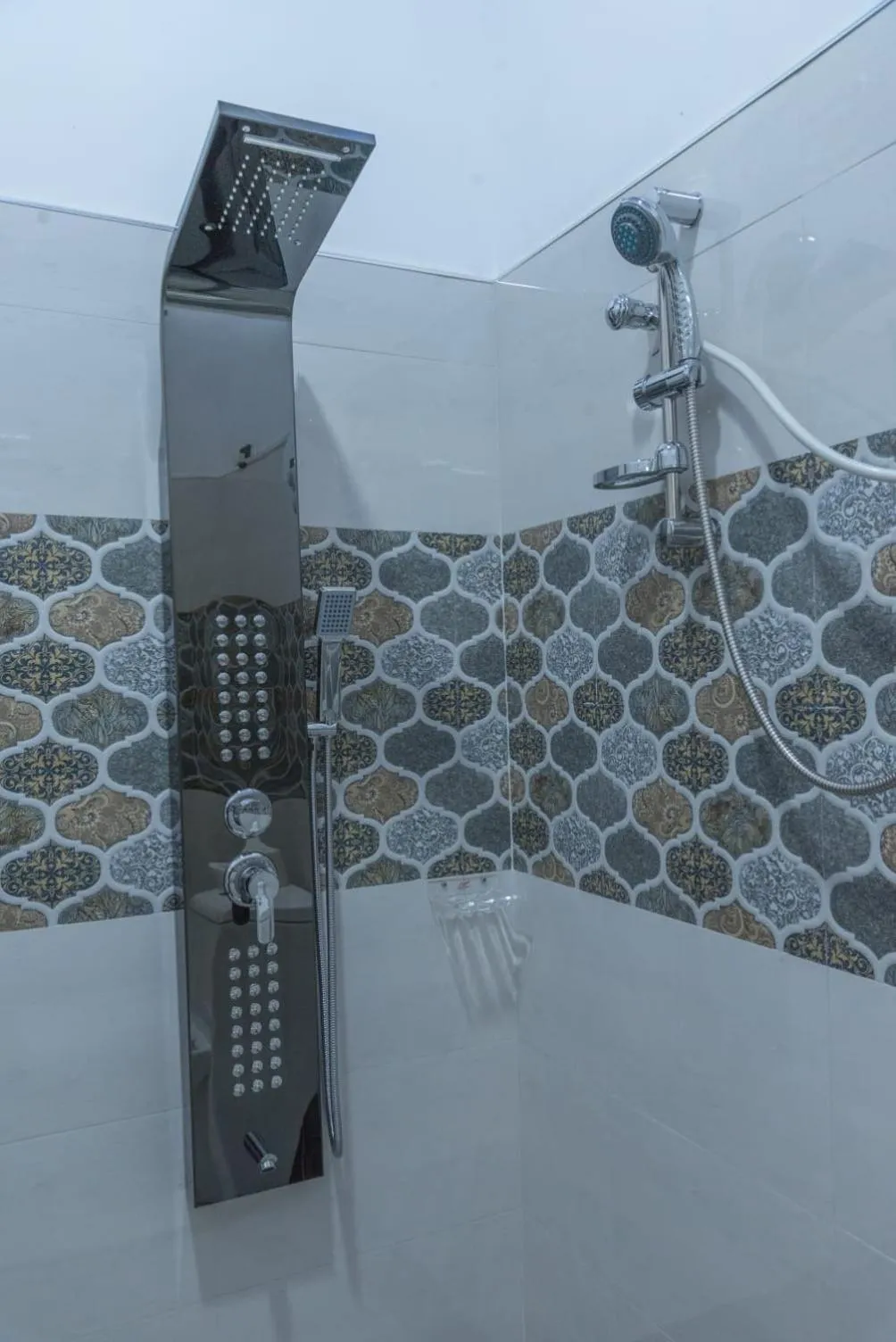 Shower in L S Lanka Hotel Dambulla