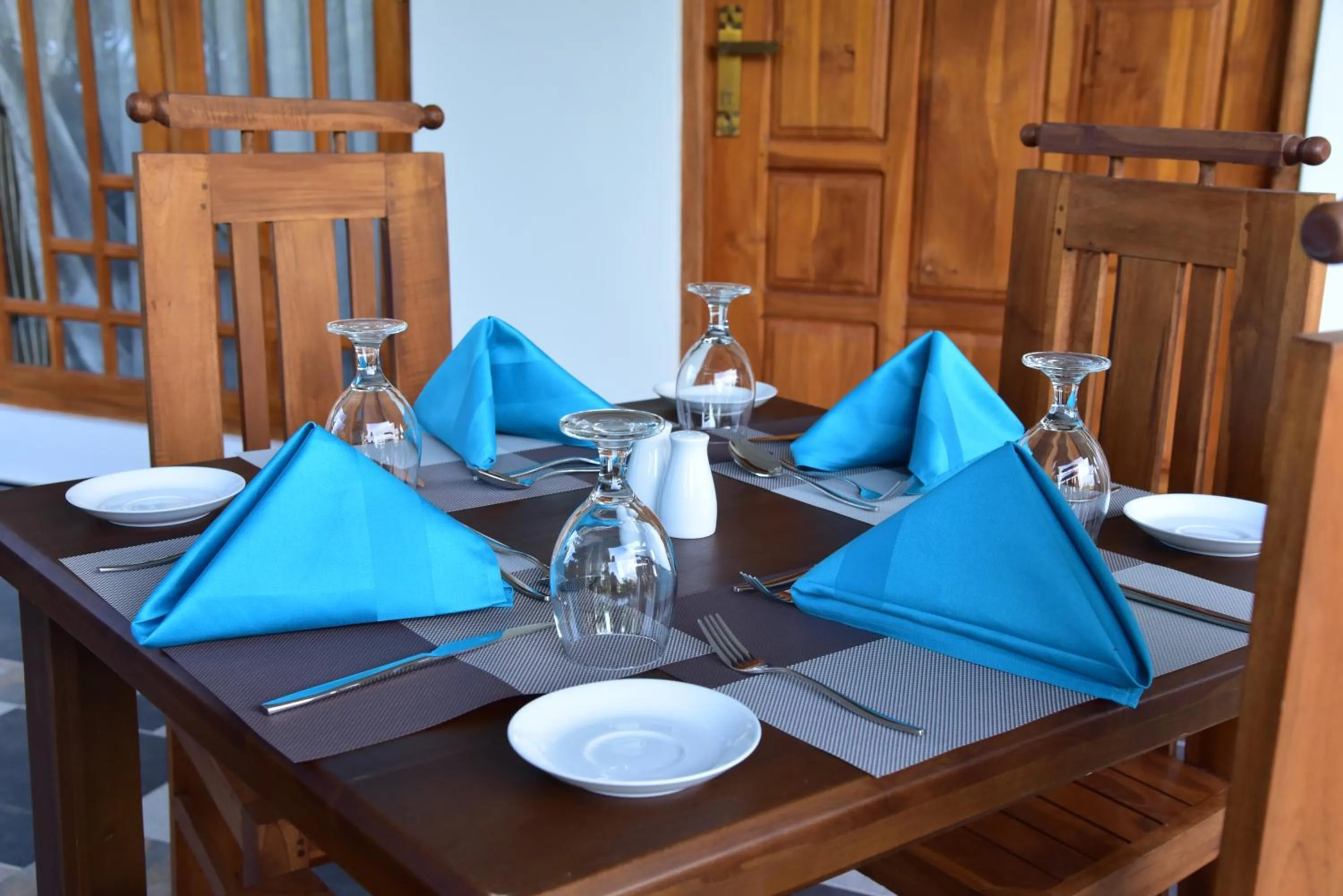 Restaurant/places to eat in L S Lanka Hotel Dambulla