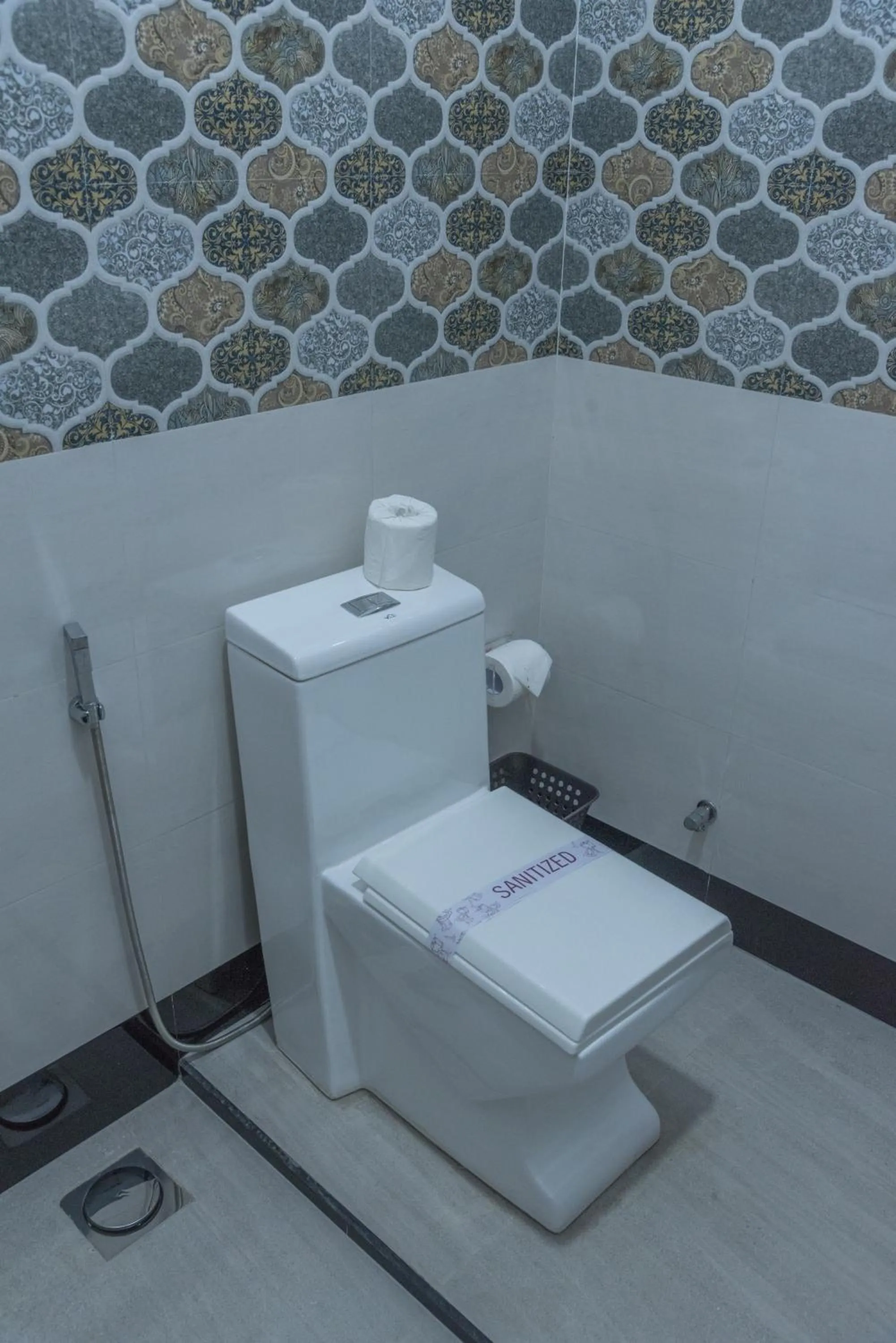 Toilet in L S Lanka Hotel Dambulla