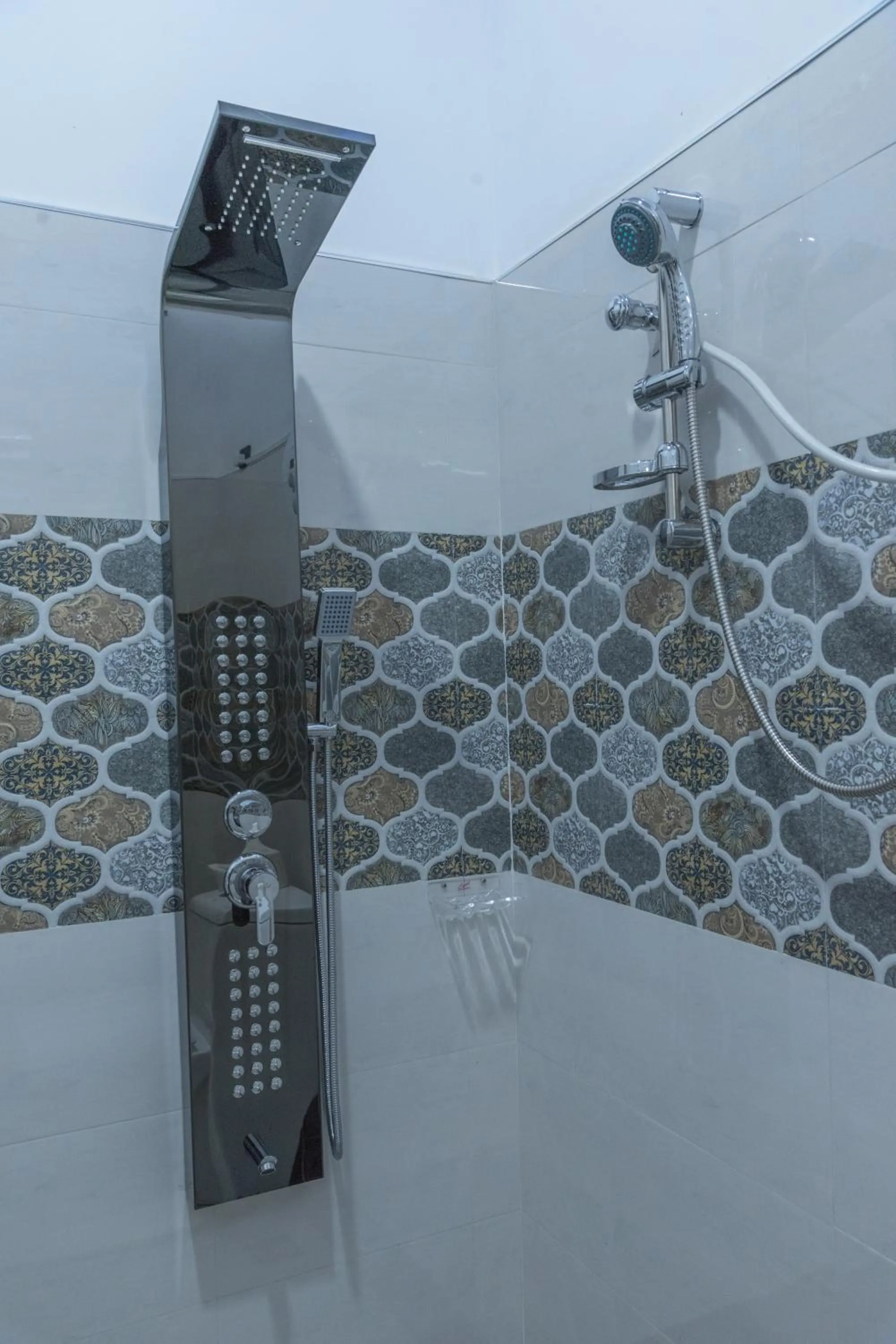 Bathroom in L S Lanka Hotel Dambulla