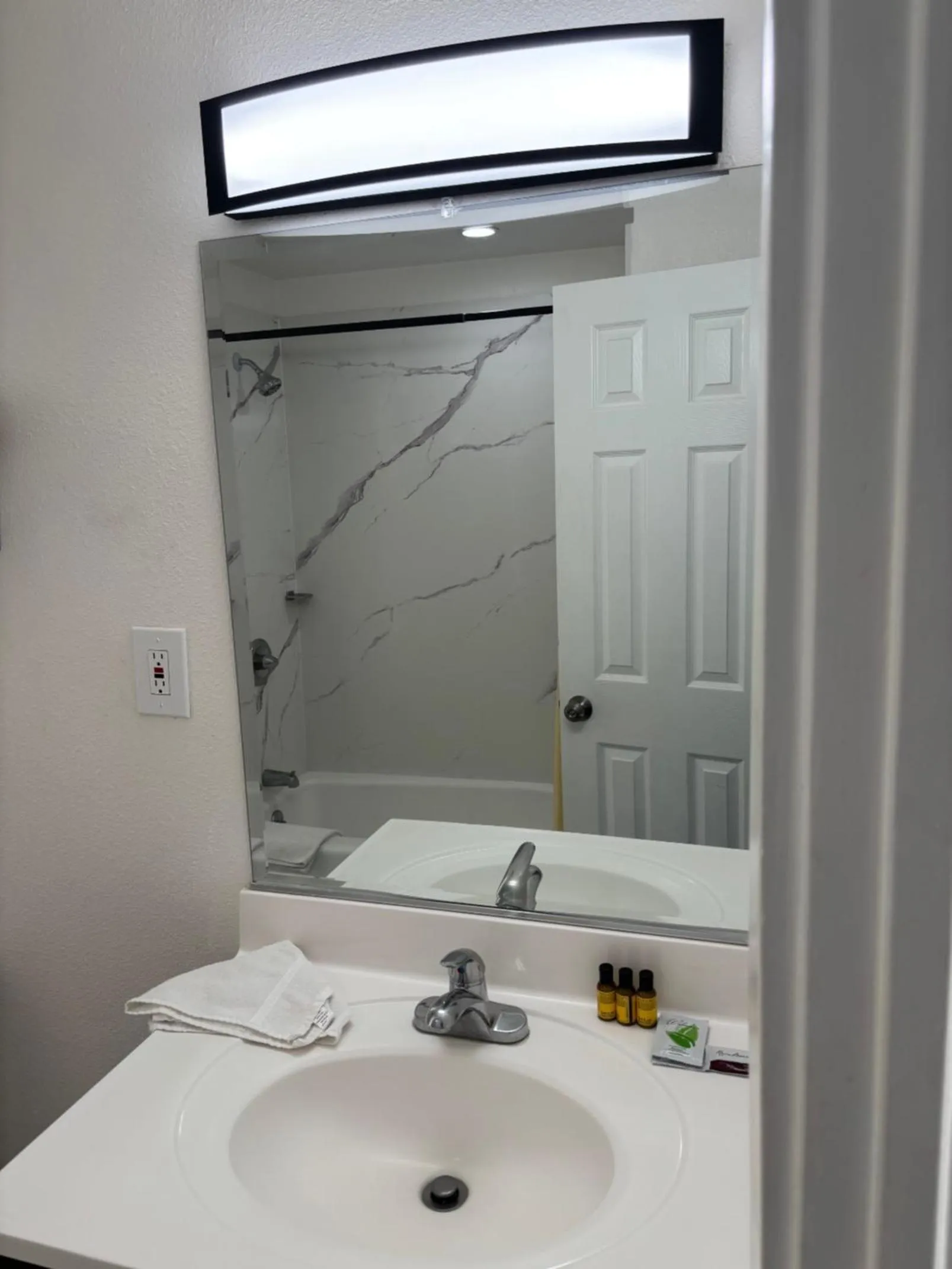 Bathroom in The Monterey Fireplace Inn