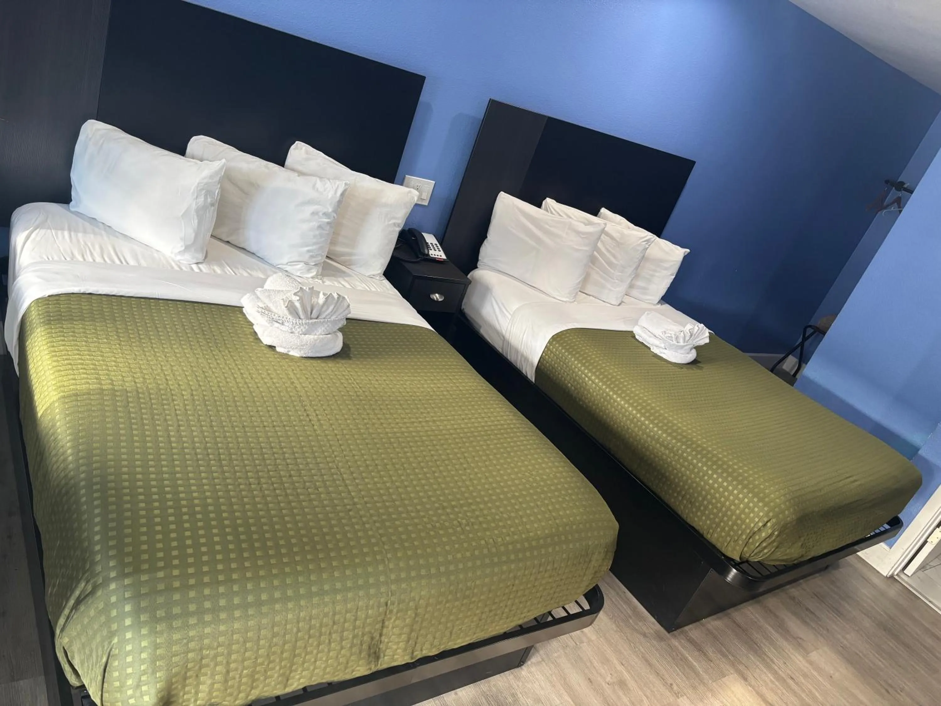 Bed in The Monterey Fireplace Inn