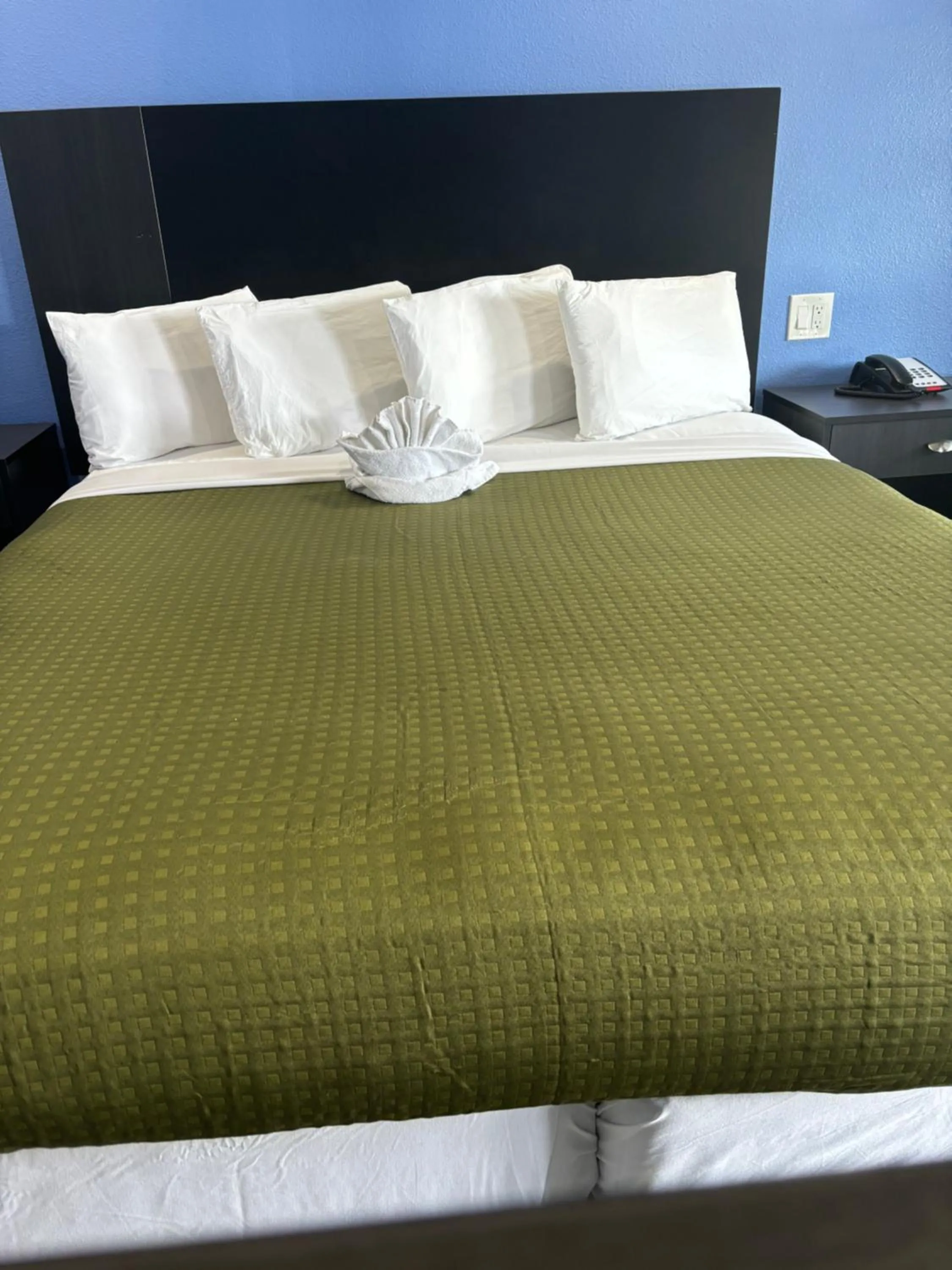 Bed in The Monterey Fireplace Inn