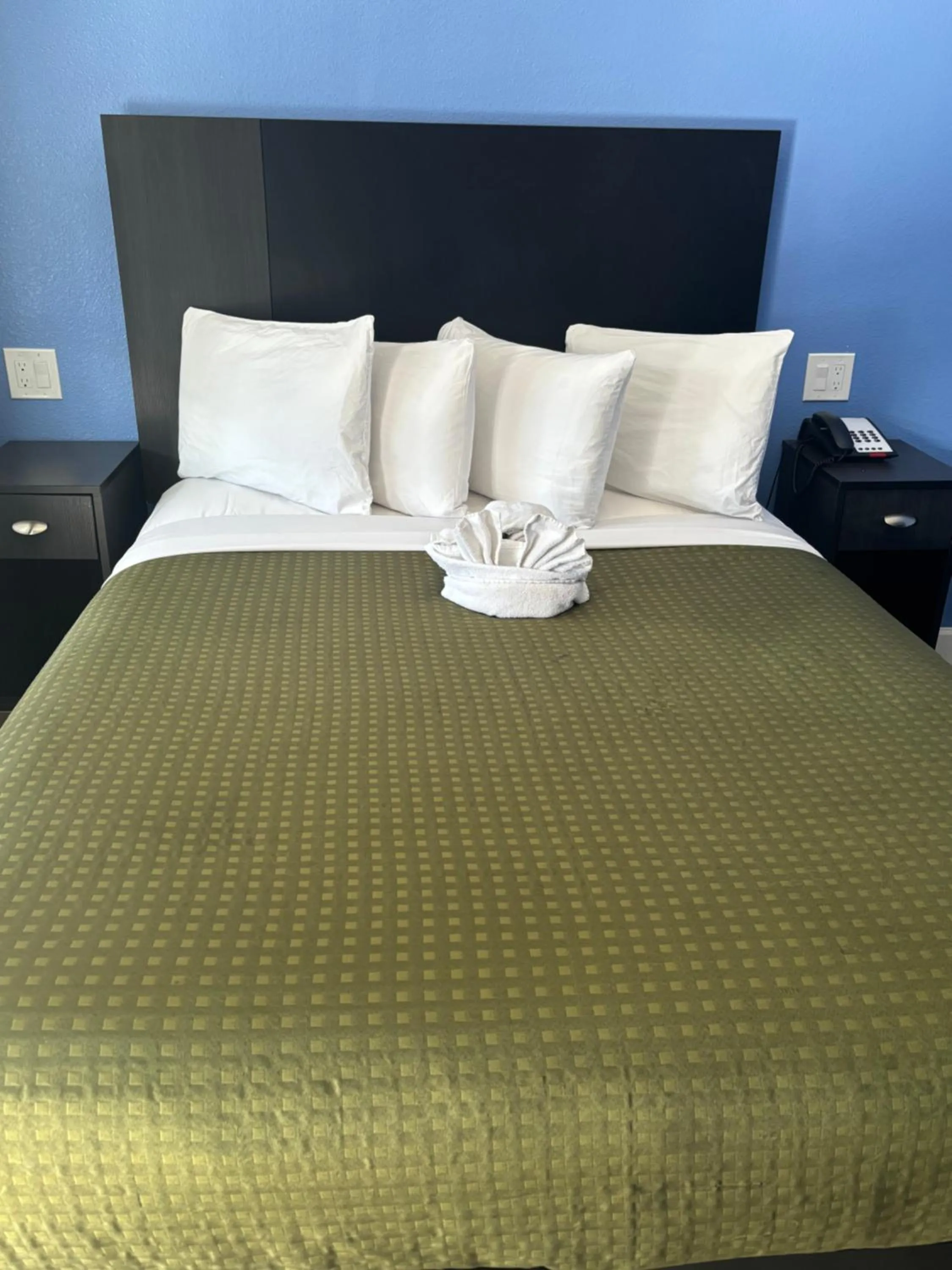 Bed in The Monterey Fireplace Inn