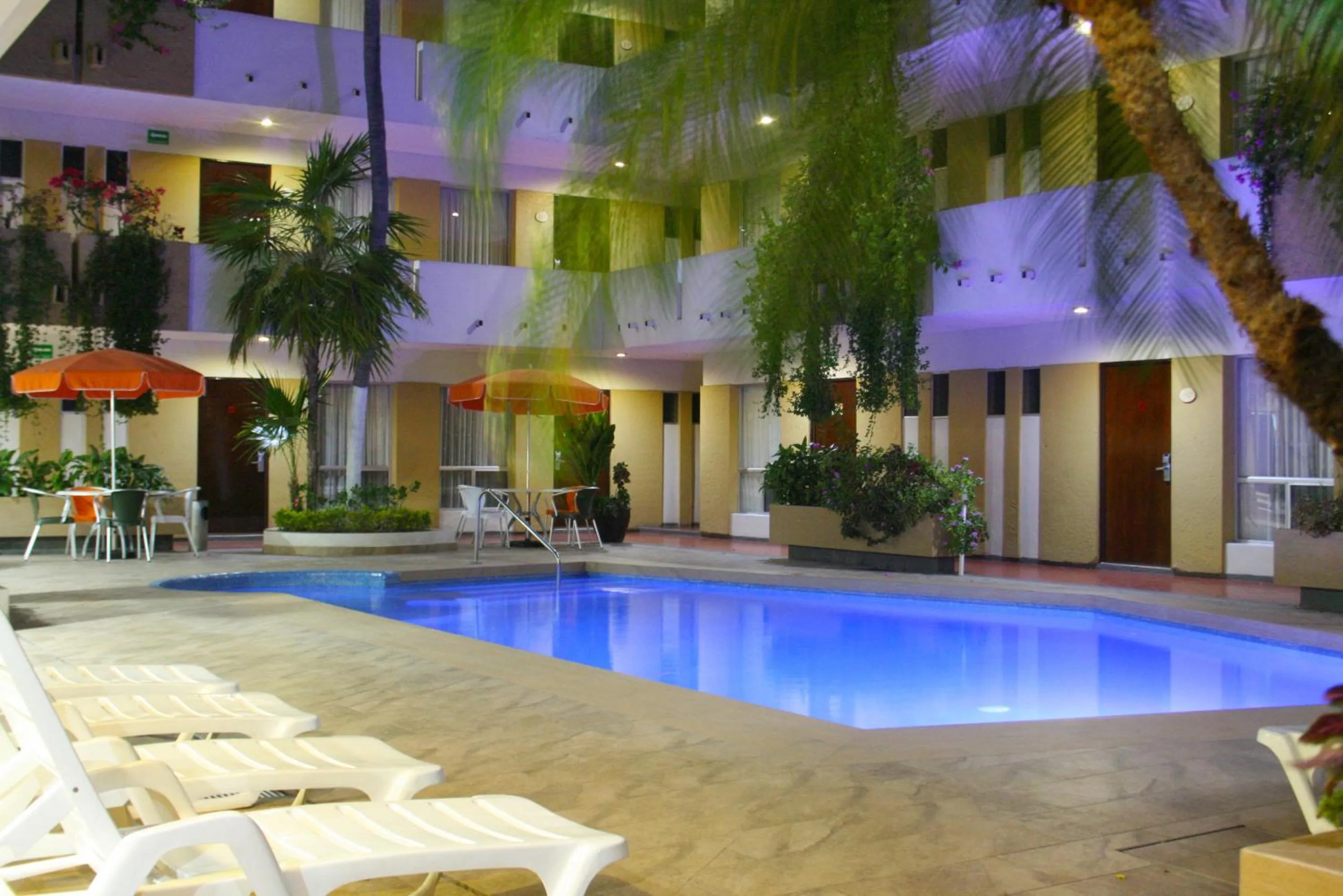 Swimming pool in Hotel Azteca Inn