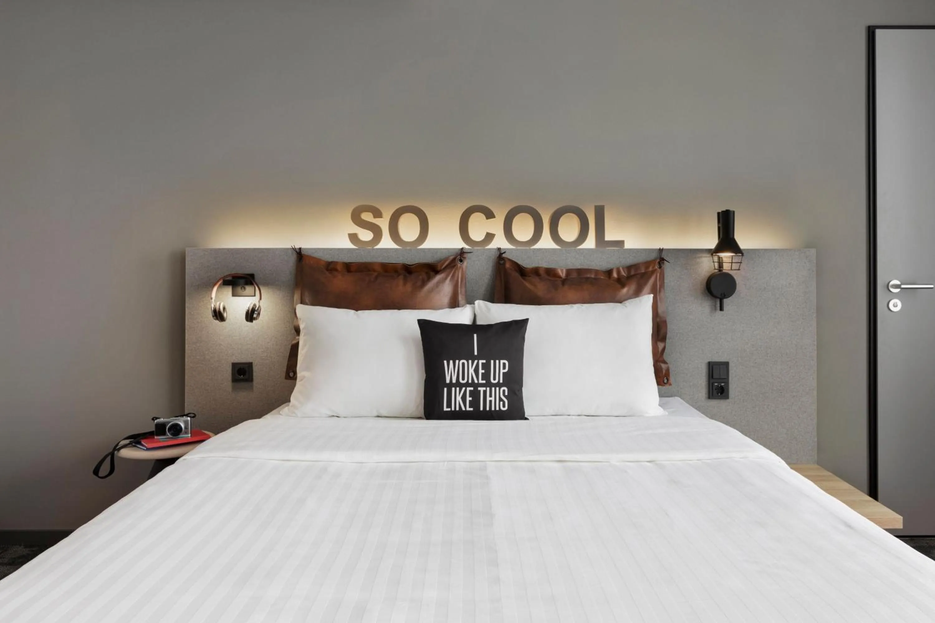 Photo of the whole room, Bed in Moxy Duesseldorf City