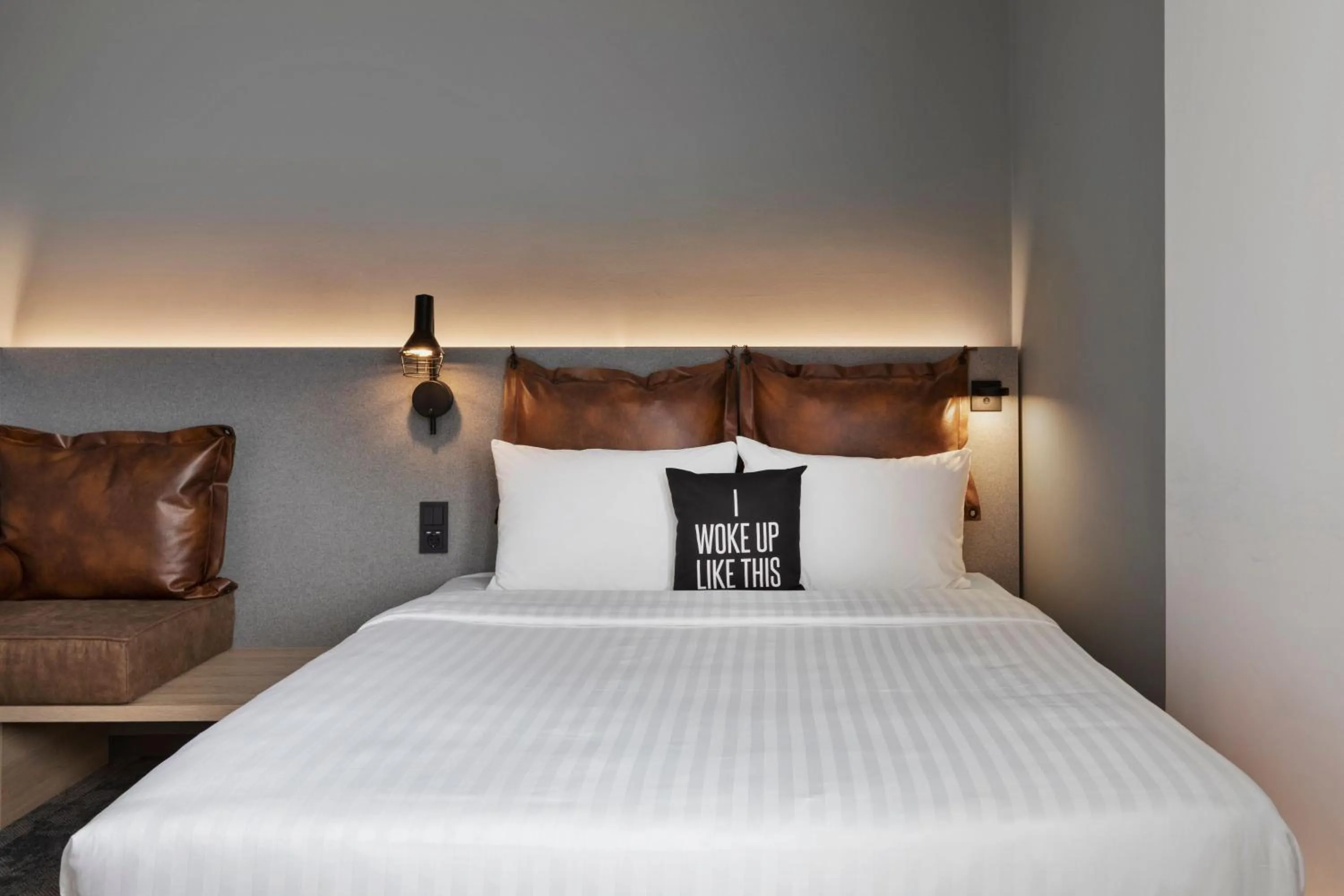 Photo of the whole room, Bed in Moxy Duesseldorf City
