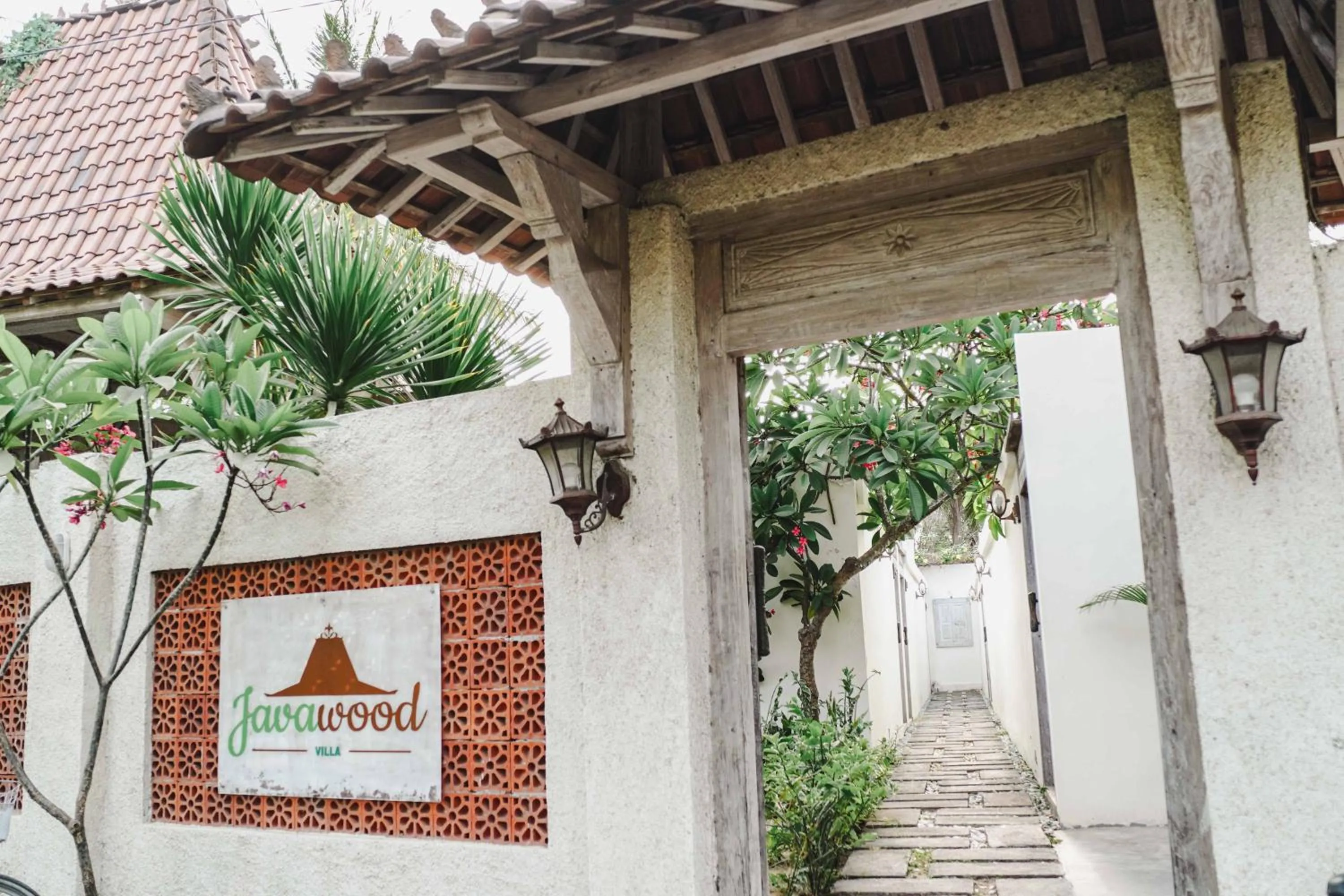 Facade/entrance in Java Wood