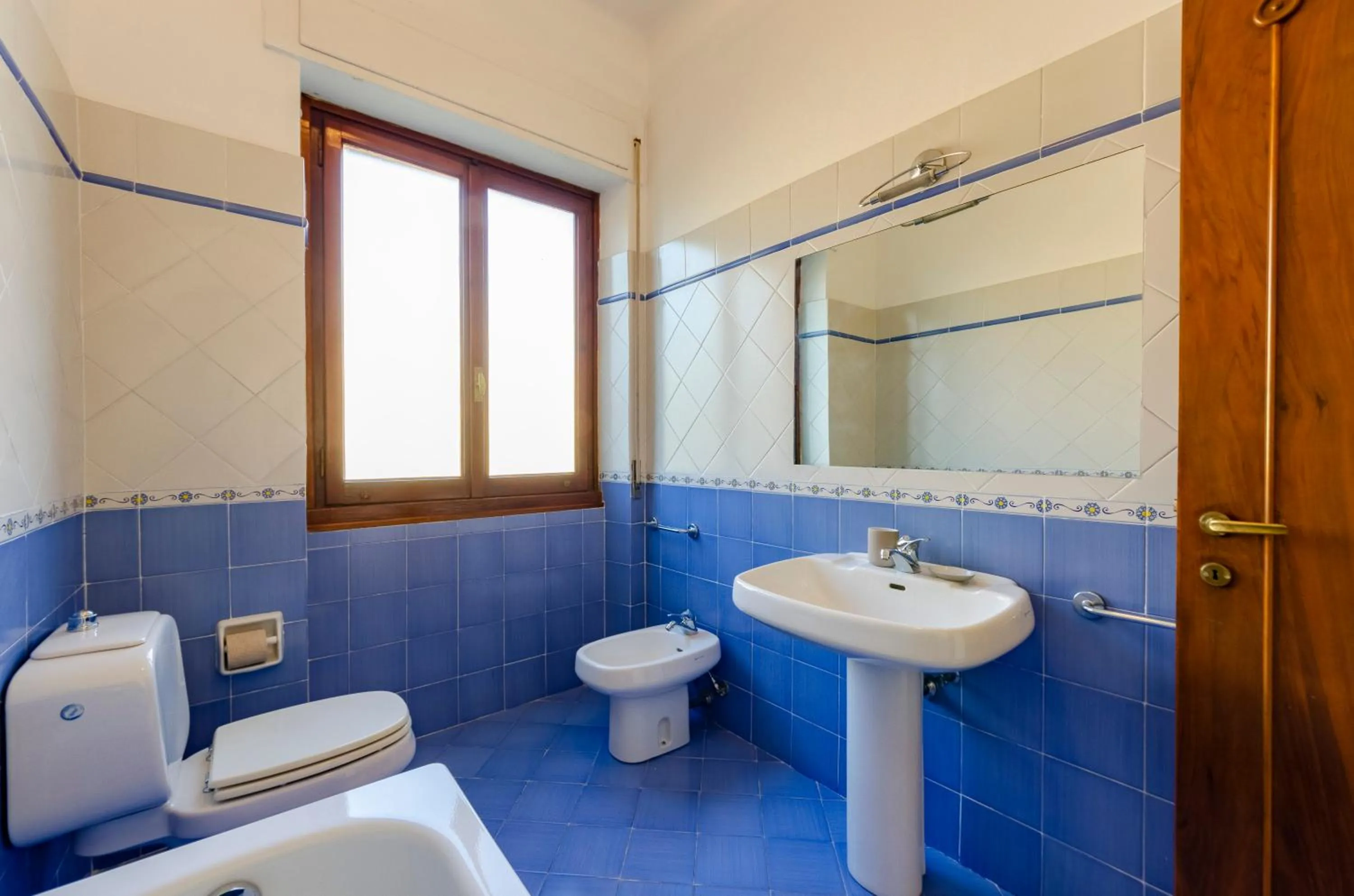 Bathroom in JOIVY Apt for 7 Perfect for Families close to Beaches