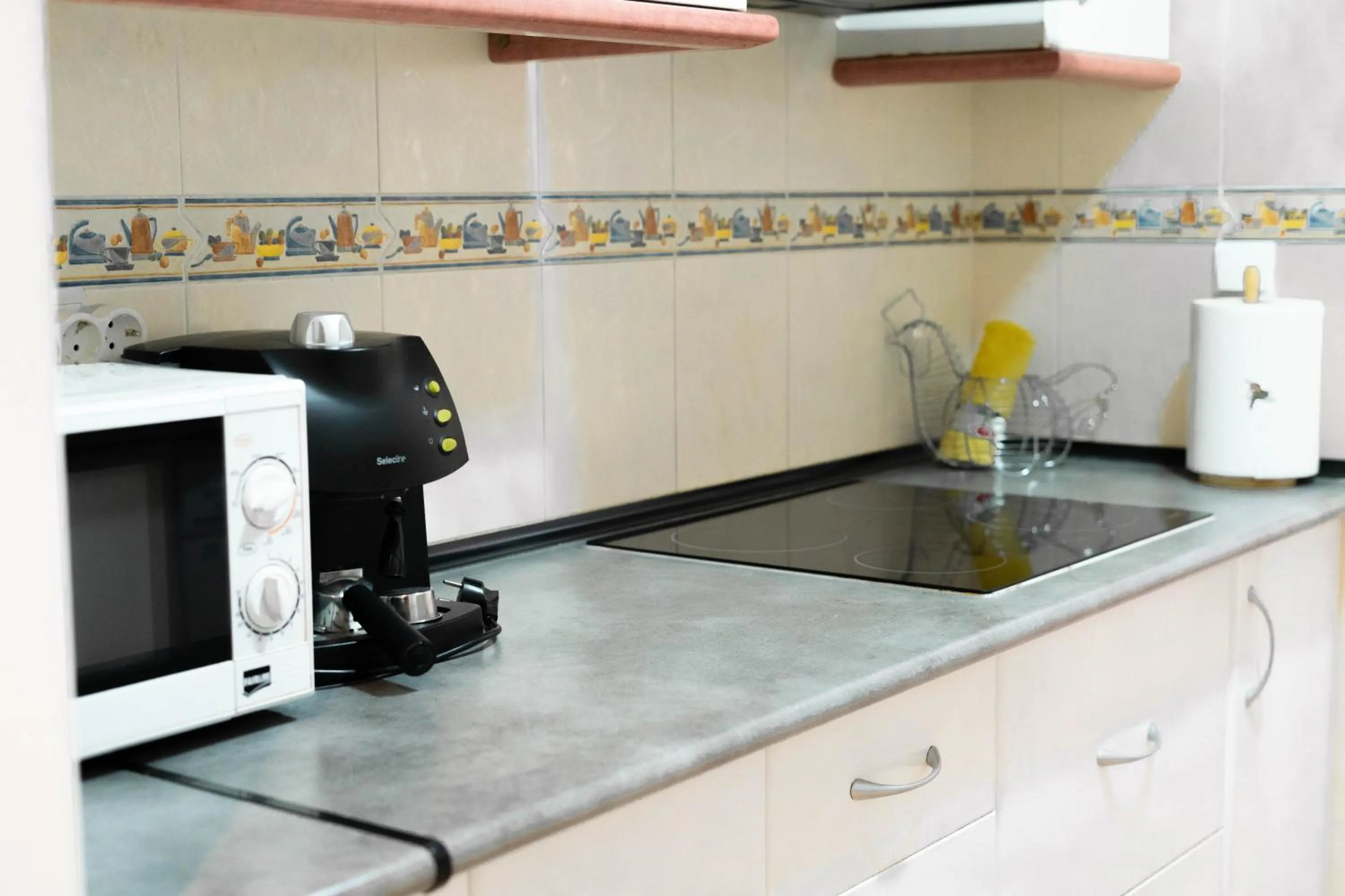 Coffee/tea facilities in Apartamentos Granata